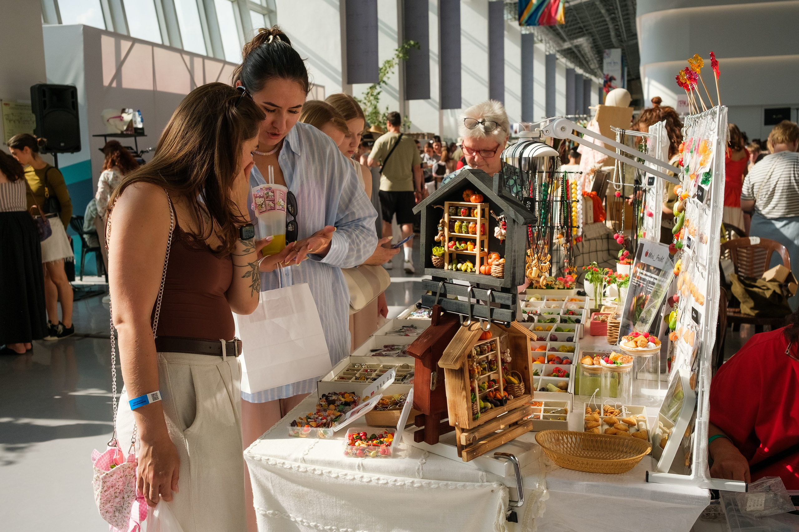 Алексей Клейменов фотографирует участников творческого фестиваля Open Space Market