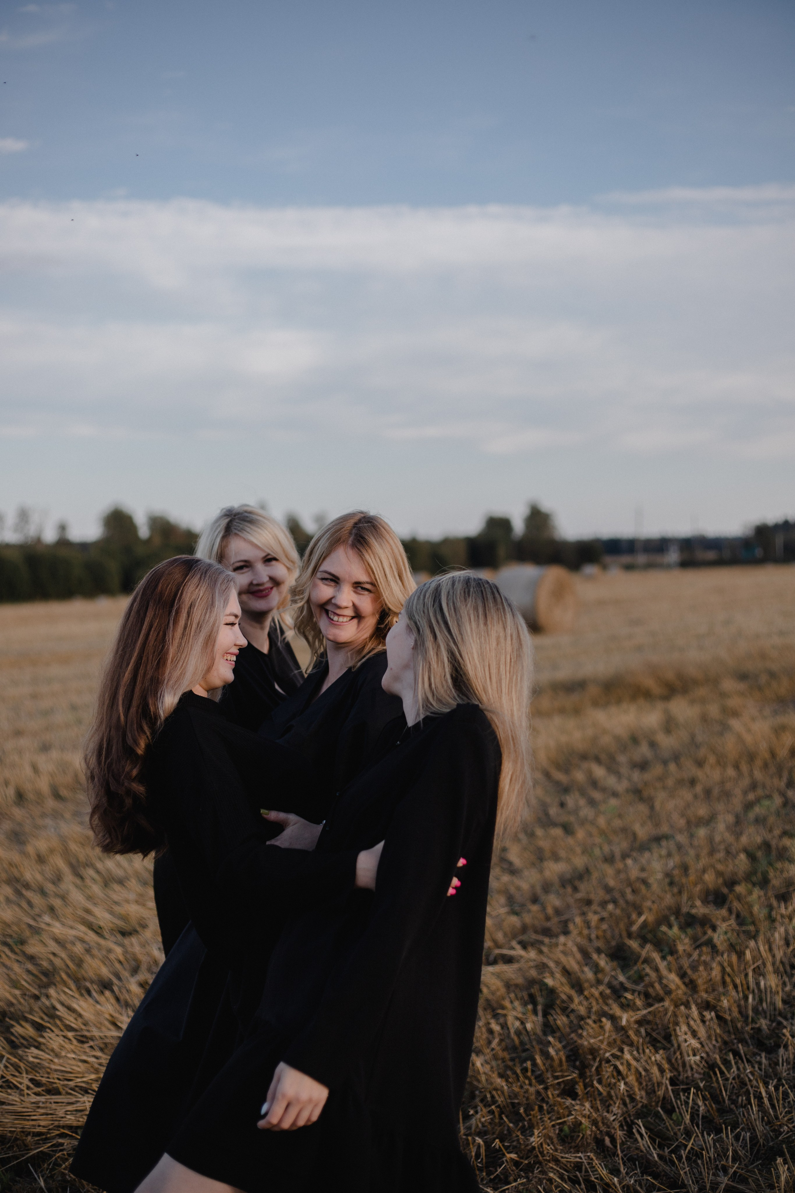 Однажды сестры в поле :)