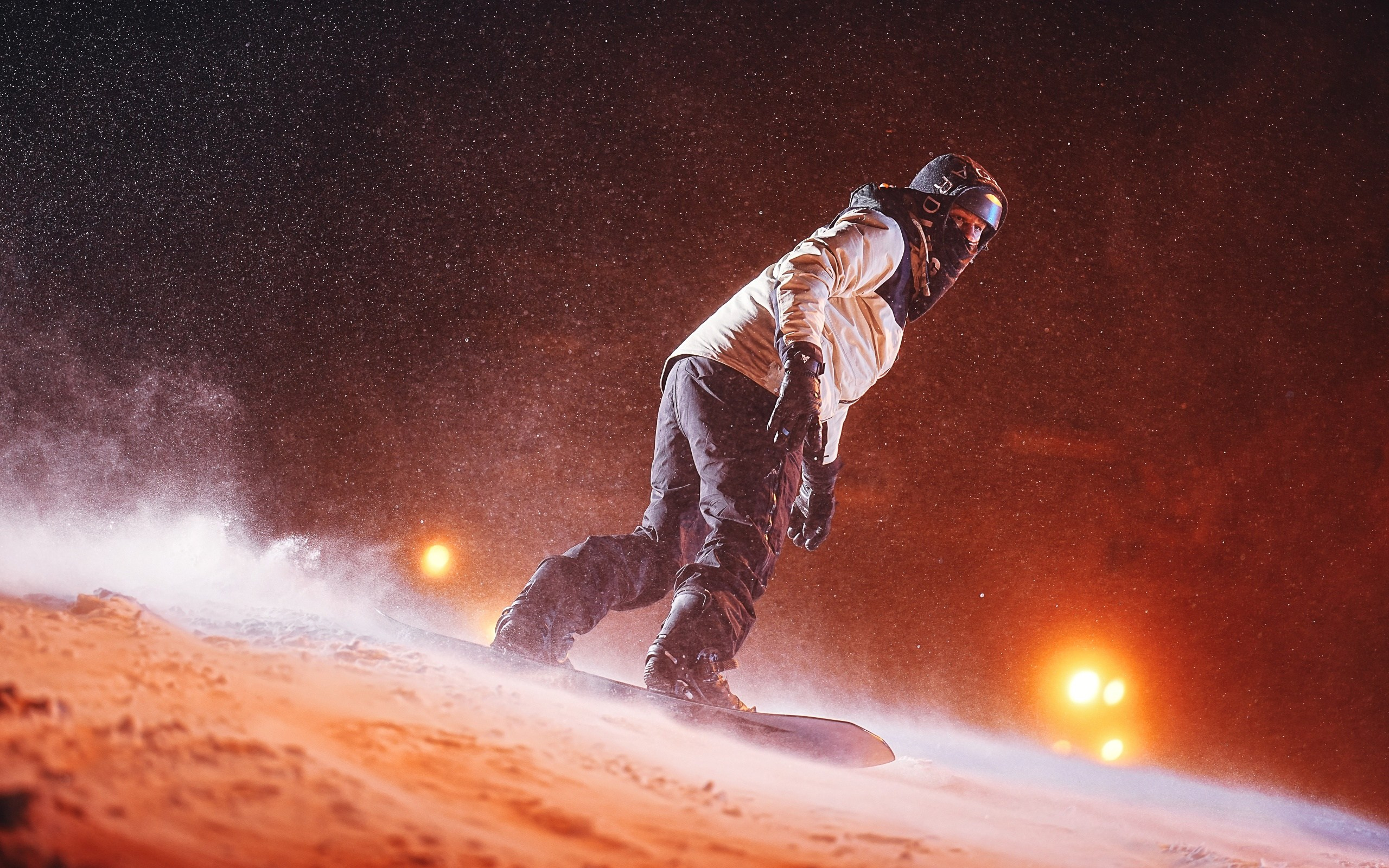 Вечернее и ночное катание на горных лыжах и сноуборде. Съемка с использованием внешних вспышек. Фото: Студитский Евгений