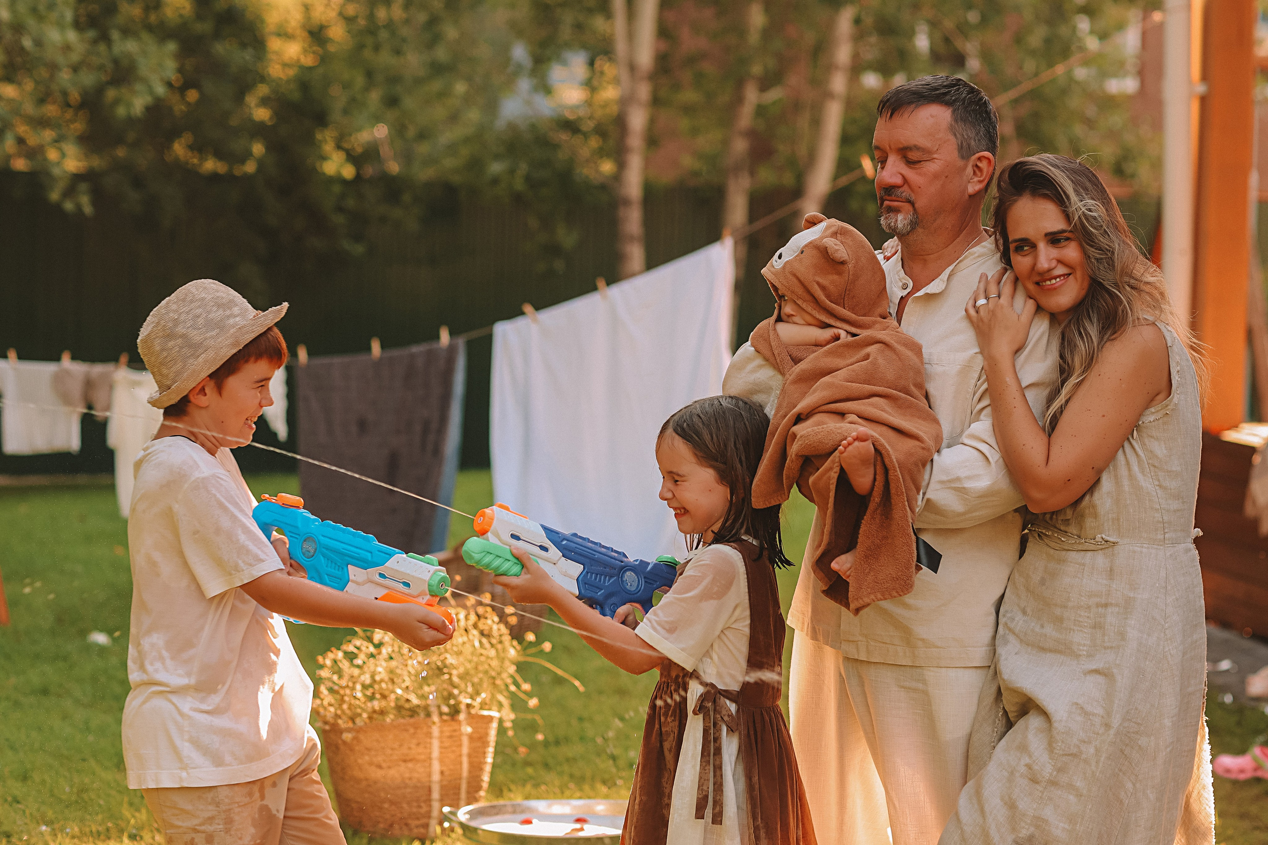 Стирка у дома. Семейный фотограф Тюмень, фотограф на роды Салмина Мария