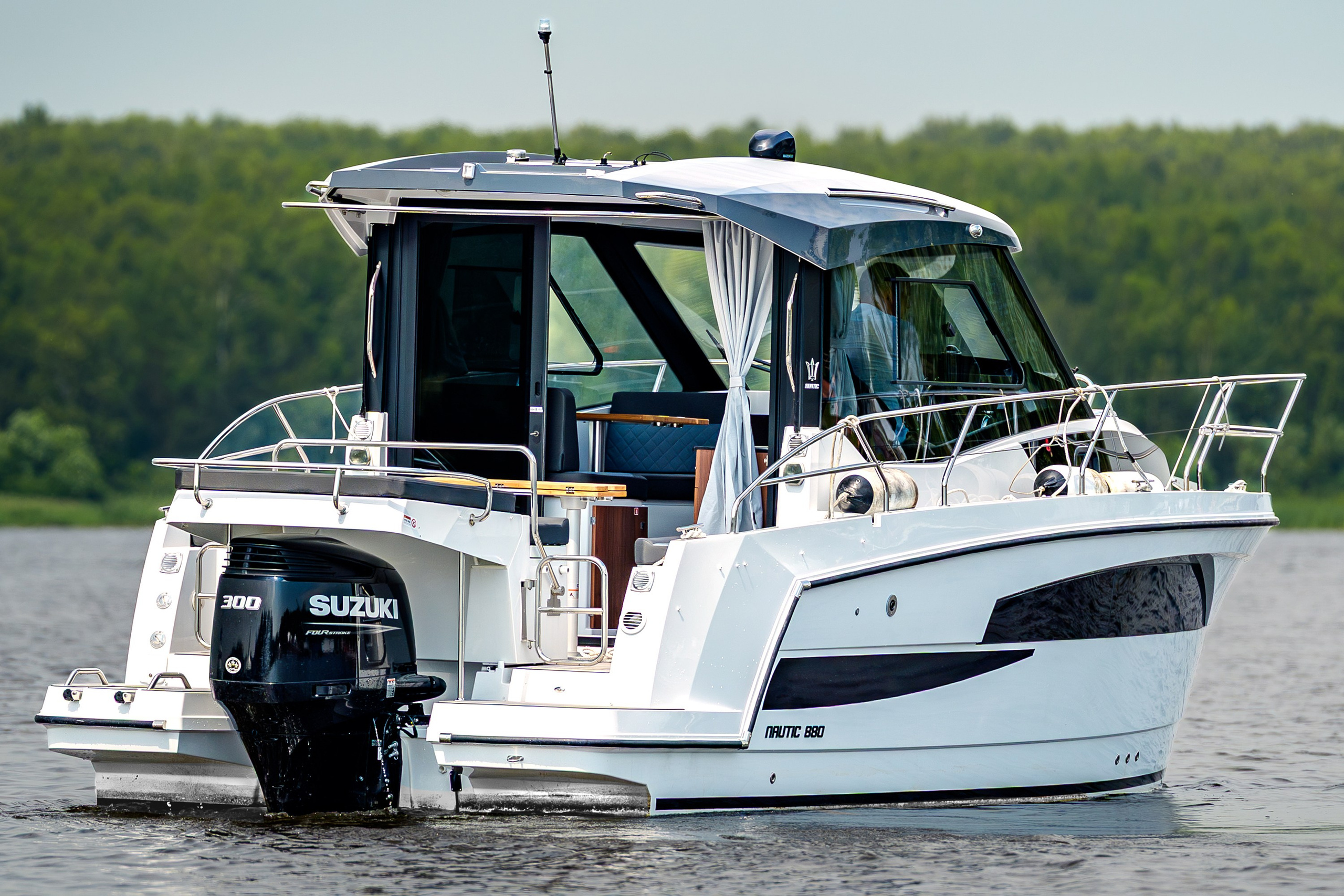 Кормовой ракурс Nautic 880 на воде, фотосъёмка мотора Suzuki, платформы и рубки