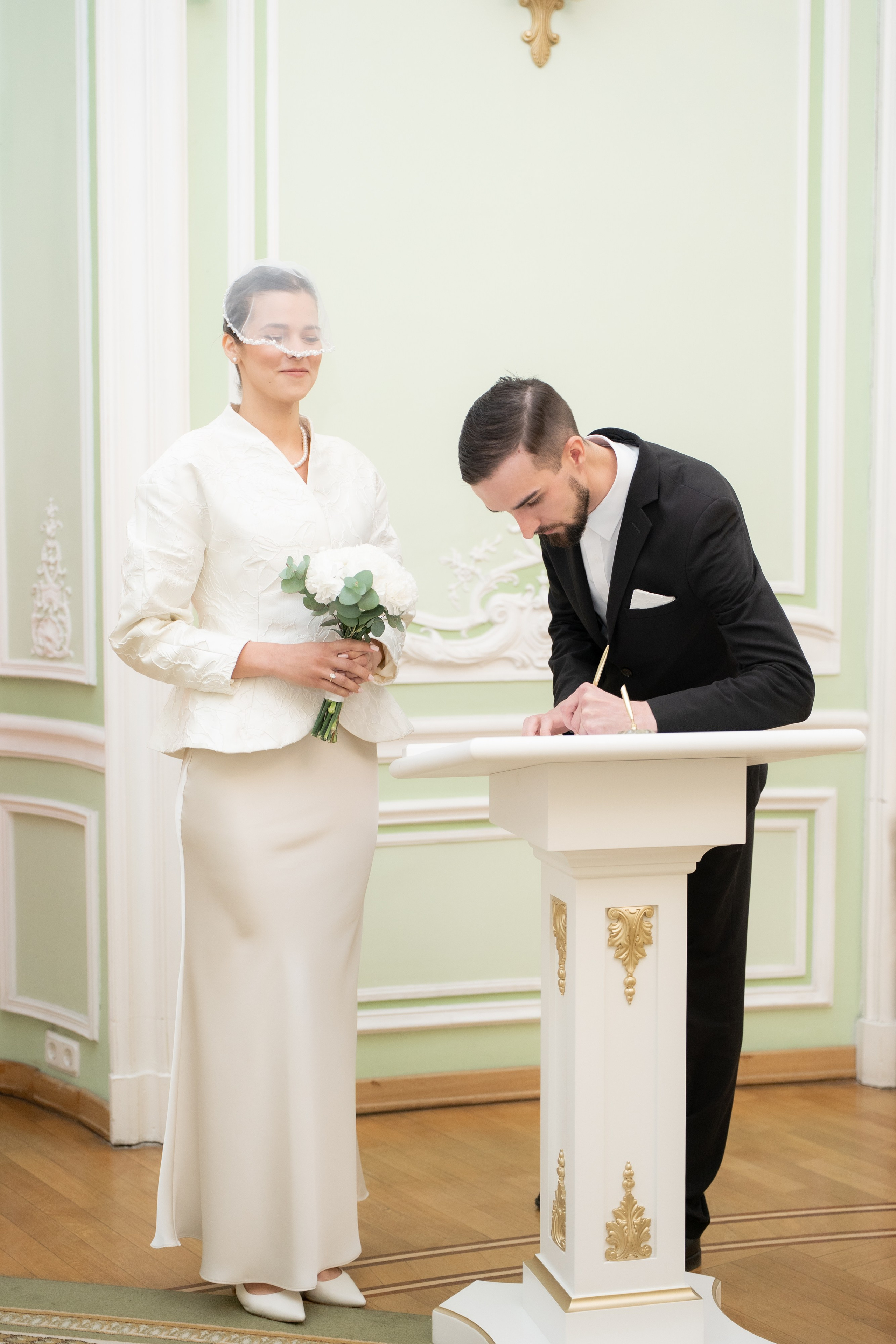 Свадебная фотосессия в Апреле в Петербурге. Свадебный фотограф Александр Невский в Санкт-Петербурге