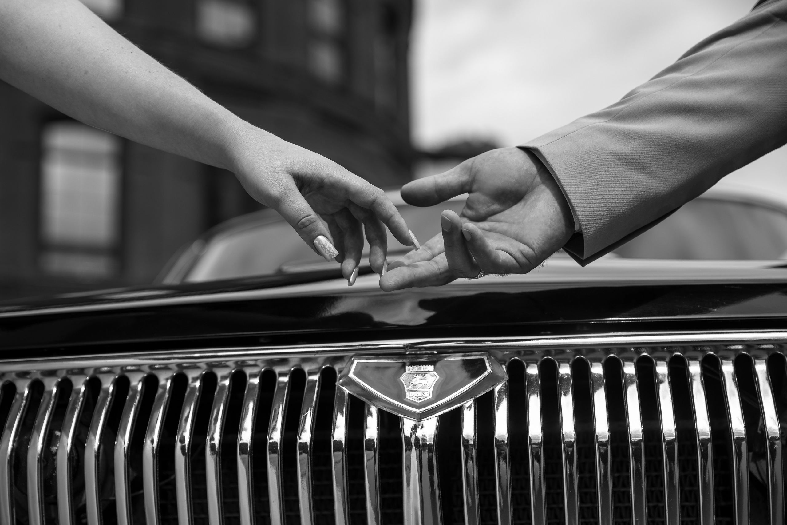 Свадебные кольца, свадебная фотосессия, руки, ЧБ съёмка