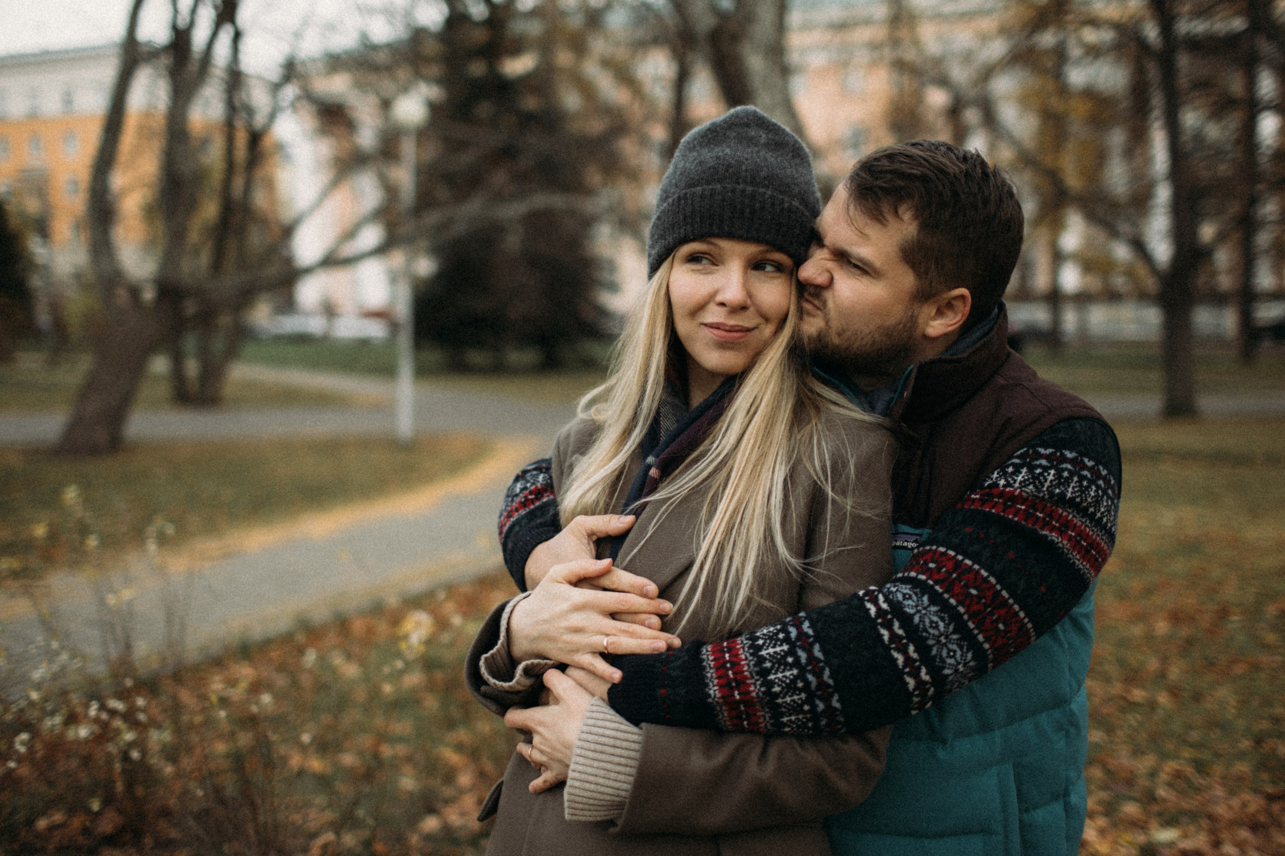 Осенняя love story в Архангельске: пара смеётся среди золотых листьев Петровского парка. Пленочное зерно и естественный свет от Клещинова Алексея