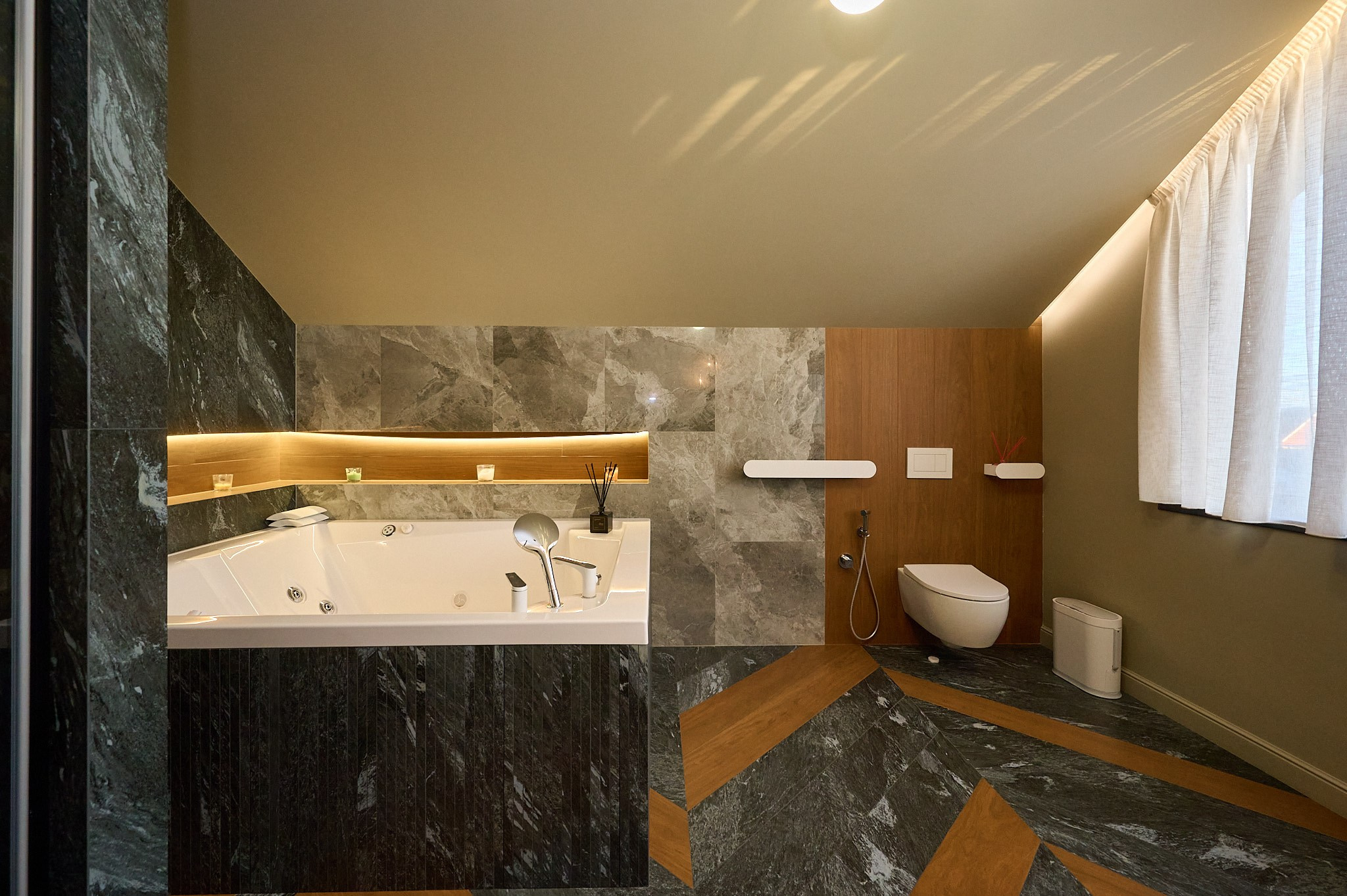 ванная комната серая плитка  ванна туалет 