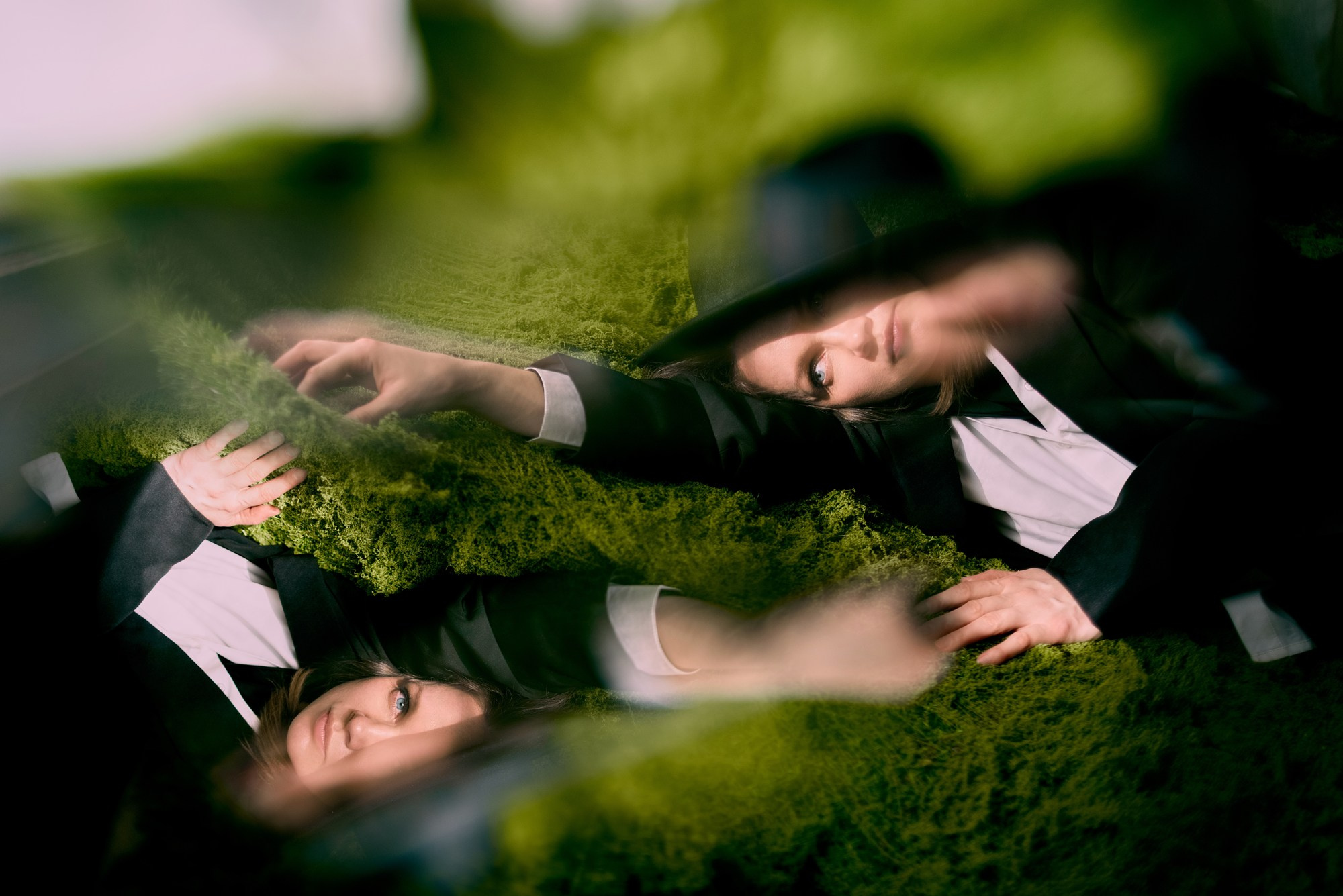 Концептуальный кадр: лицо через преломление стекла, творческая съемка