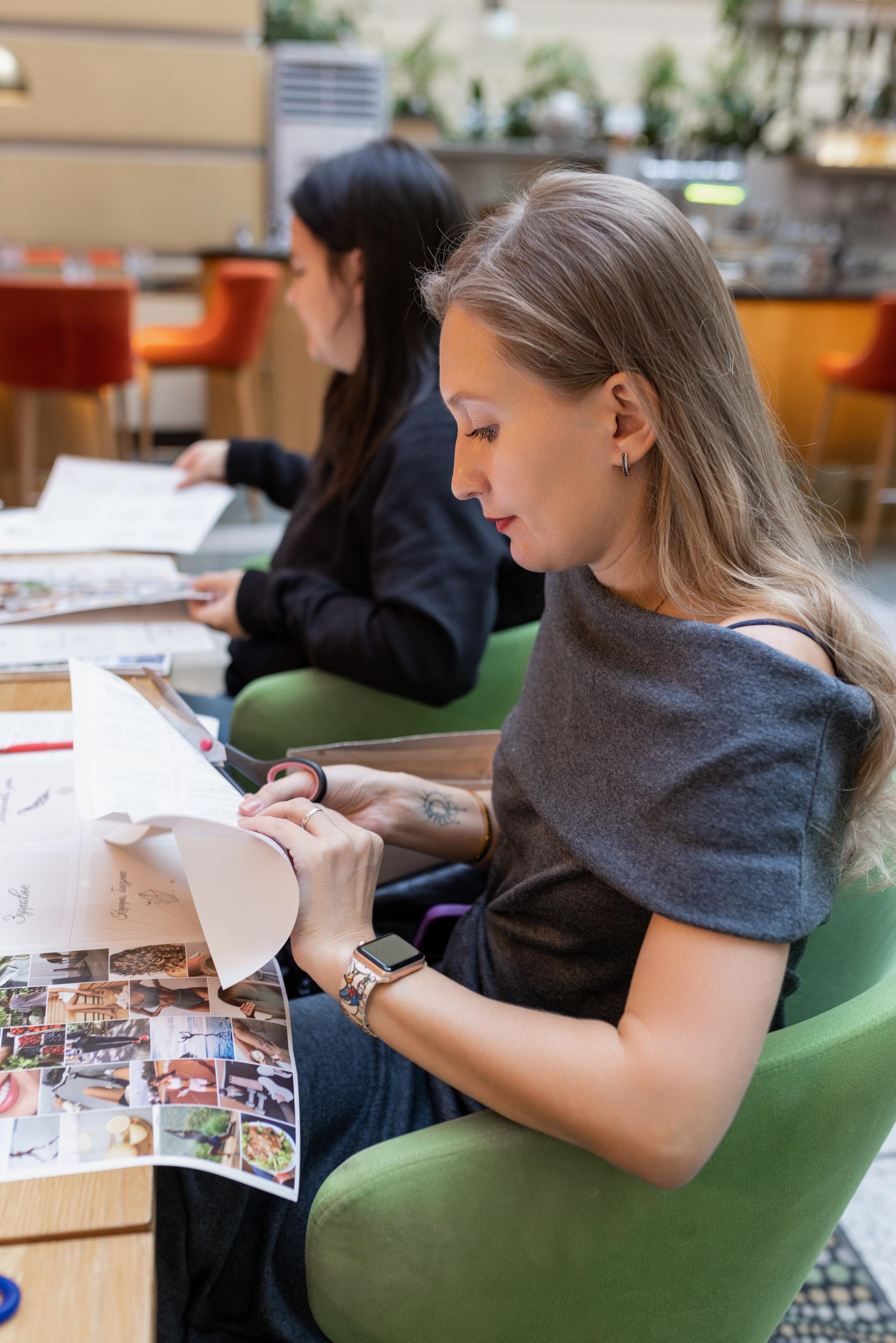 Девушки подготавливают карточки для наклеивания