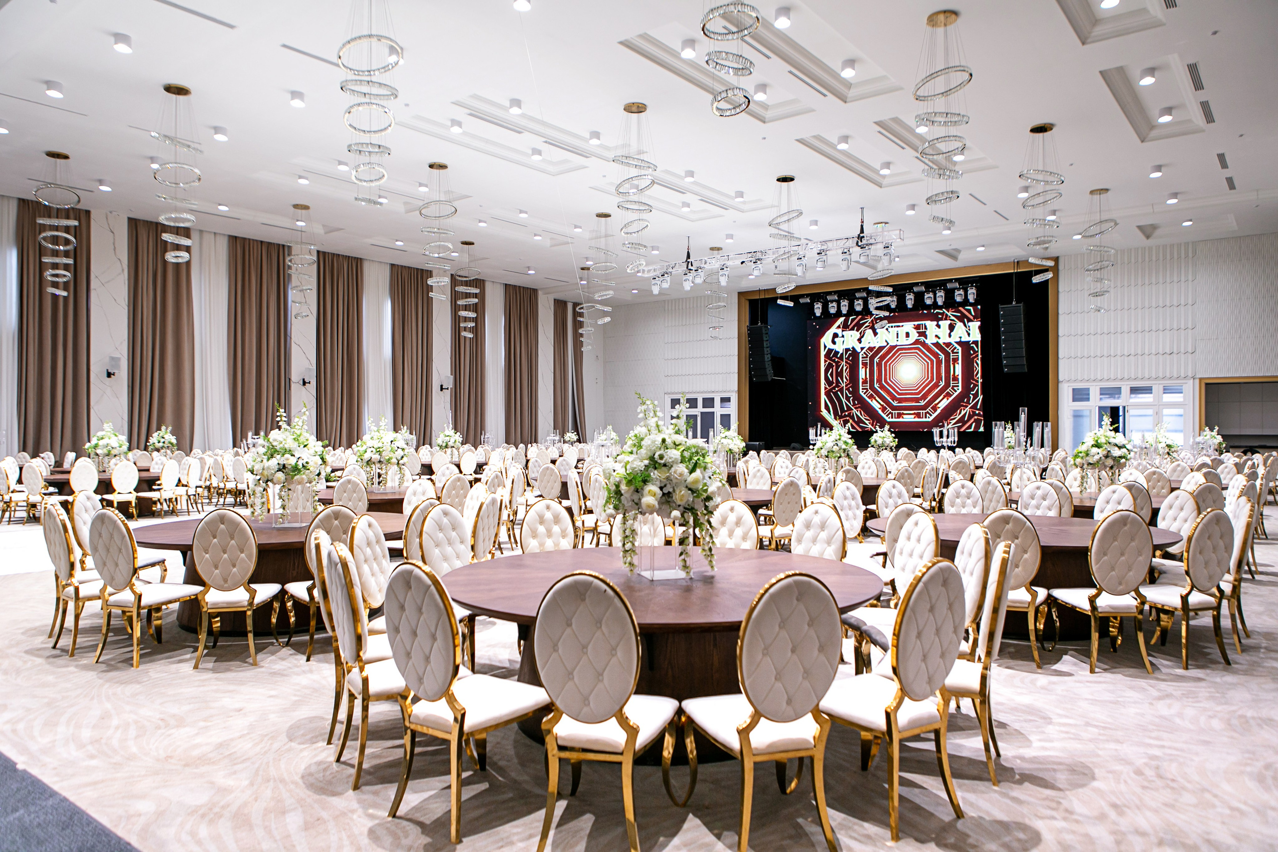 Банкетный зал Grand Holl. Контент фотограф, съемка для маркетплейсов, фуд съемка и репортажи в Новосибирске Ралия Галеева