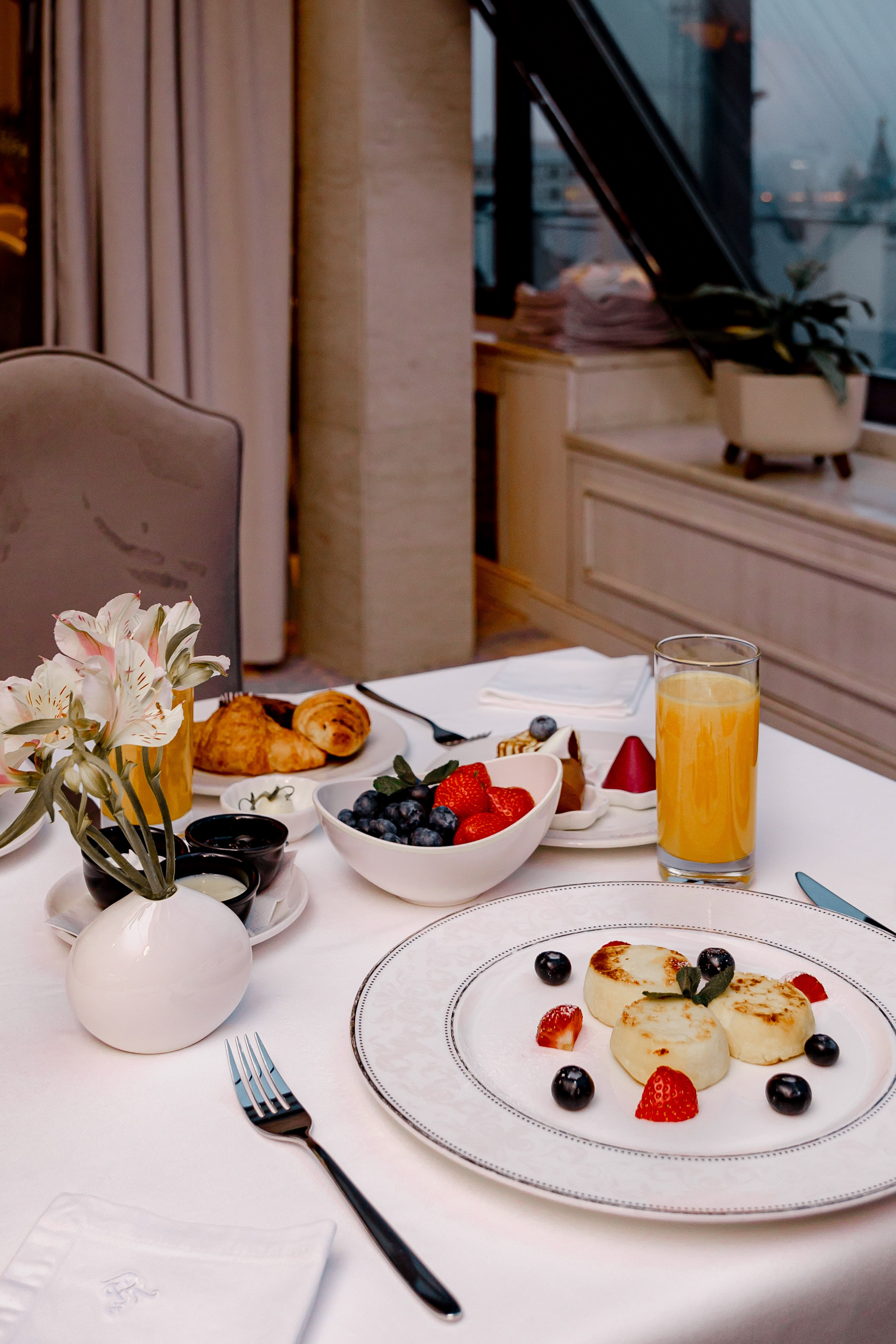 Завтрак в Ресторане «ST REGIS MOSCOW». Свадебный/Портретный фотограф снимаю в Москве