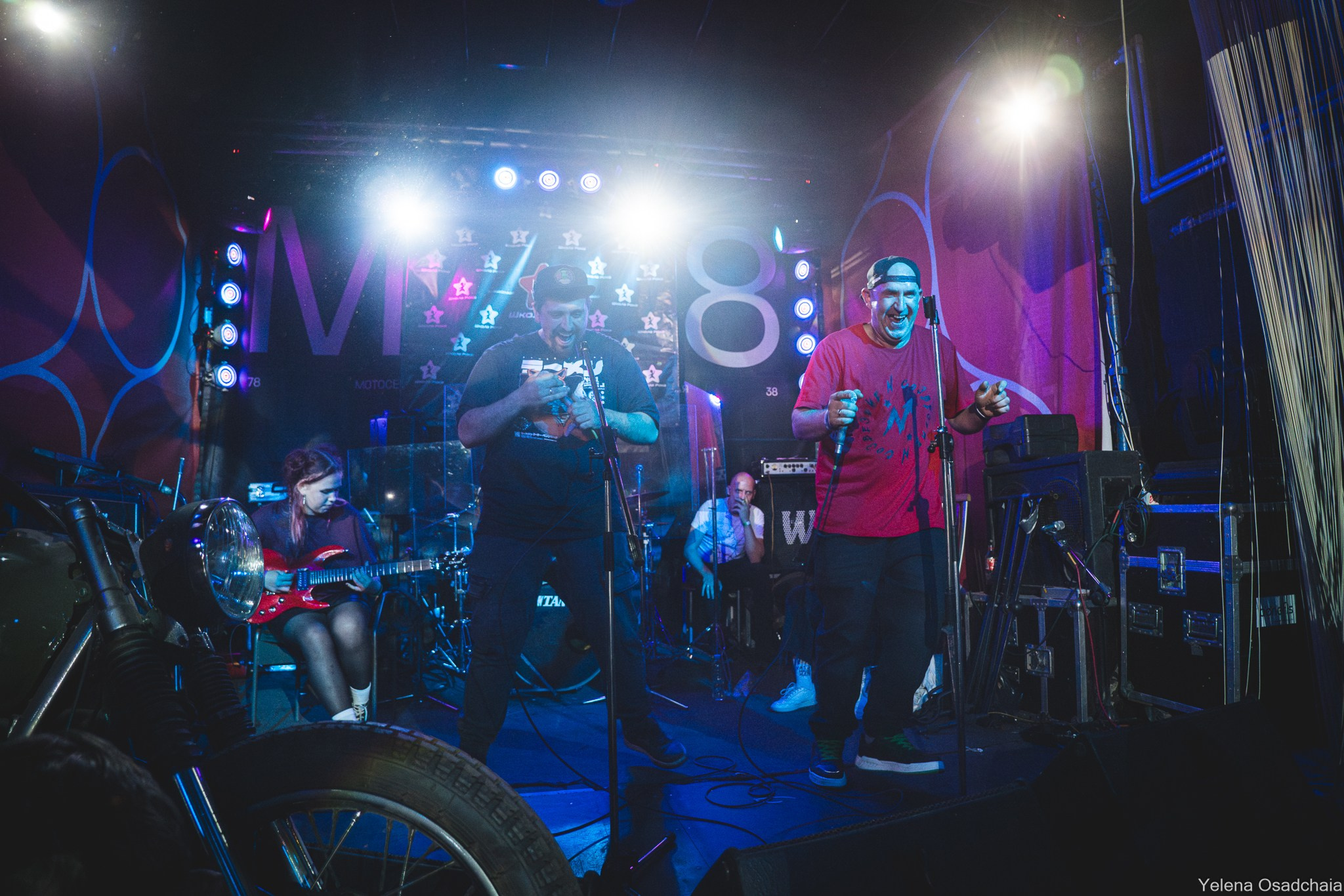 Живой 2025 — День 1. Елена Осадчая — фотографирую музыку на сцене и в жизни