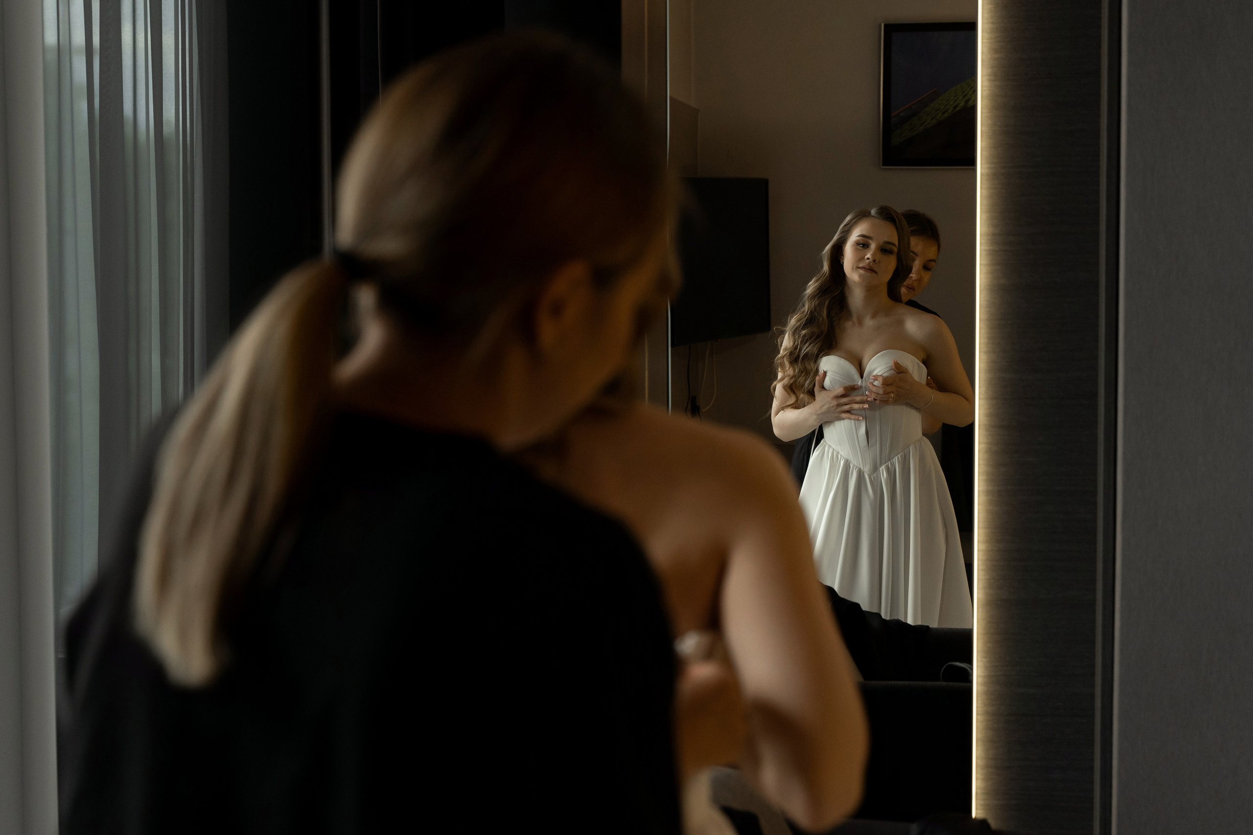 Свадебная фотосессия в Екатеринбурге, фотосессия у Оперного театра, сборы в отеле. Фотограф Татьяна Мамонтова