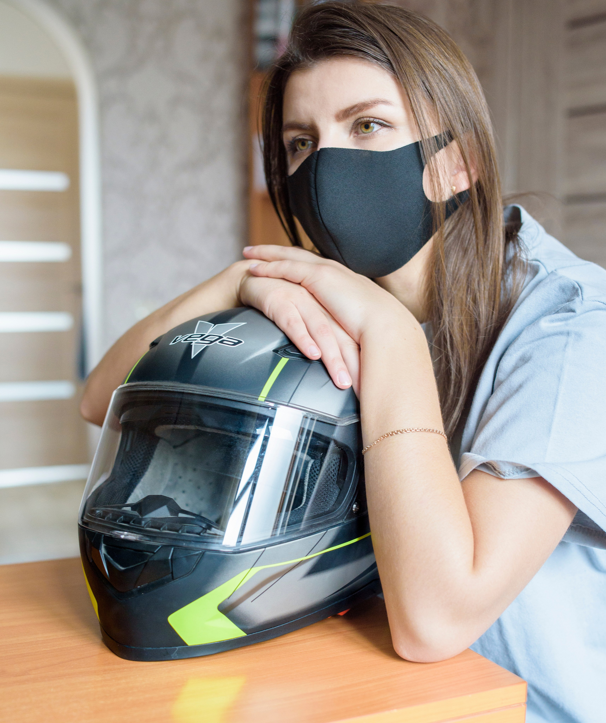 Фотопроект самоизоляция, одиночество, девушка в маске. арт-фотография, философия, шлем