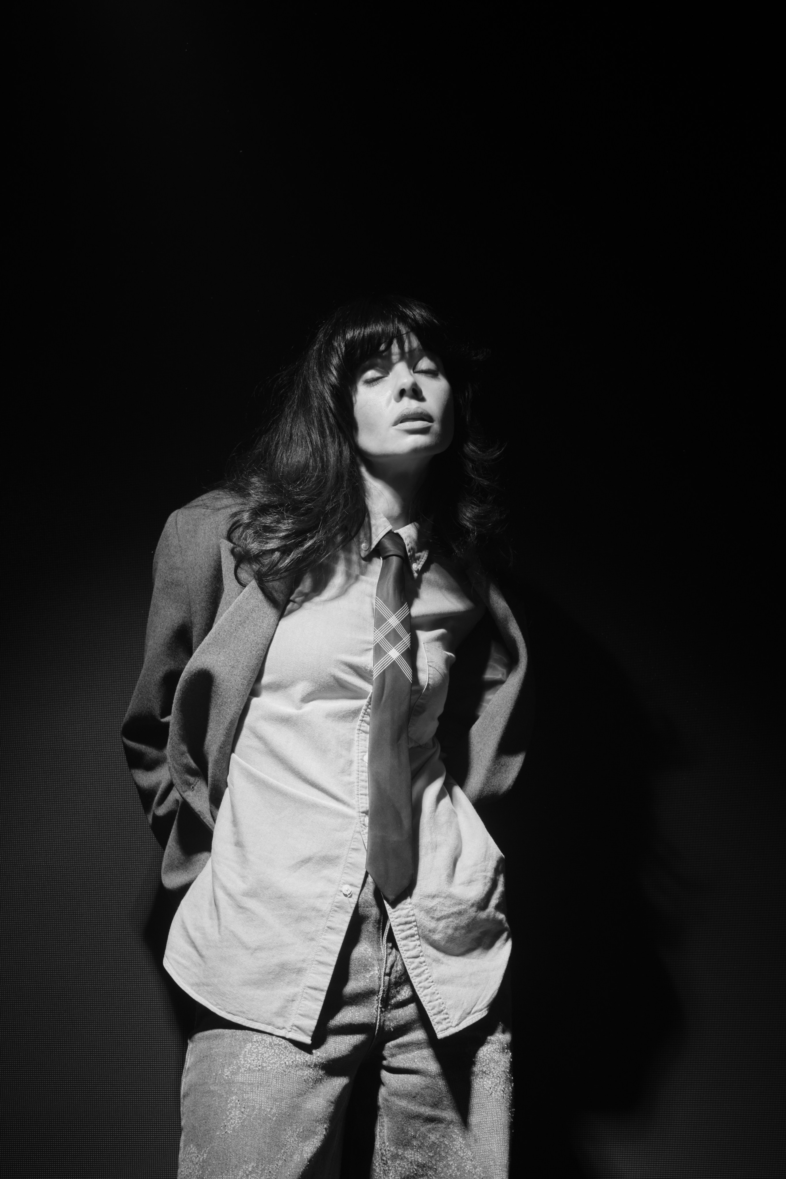 Женский портрет в пиджаке и драматичном свете