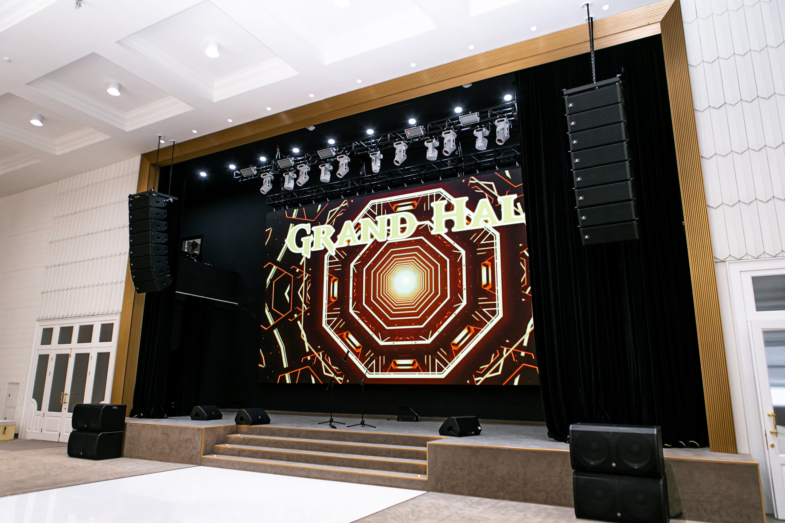 Банкетный зал Grand Holl. Контент фотограф, съемка для маркетплейсов, фуд съемка и репортажи в Новосибирске Ралия Галеева