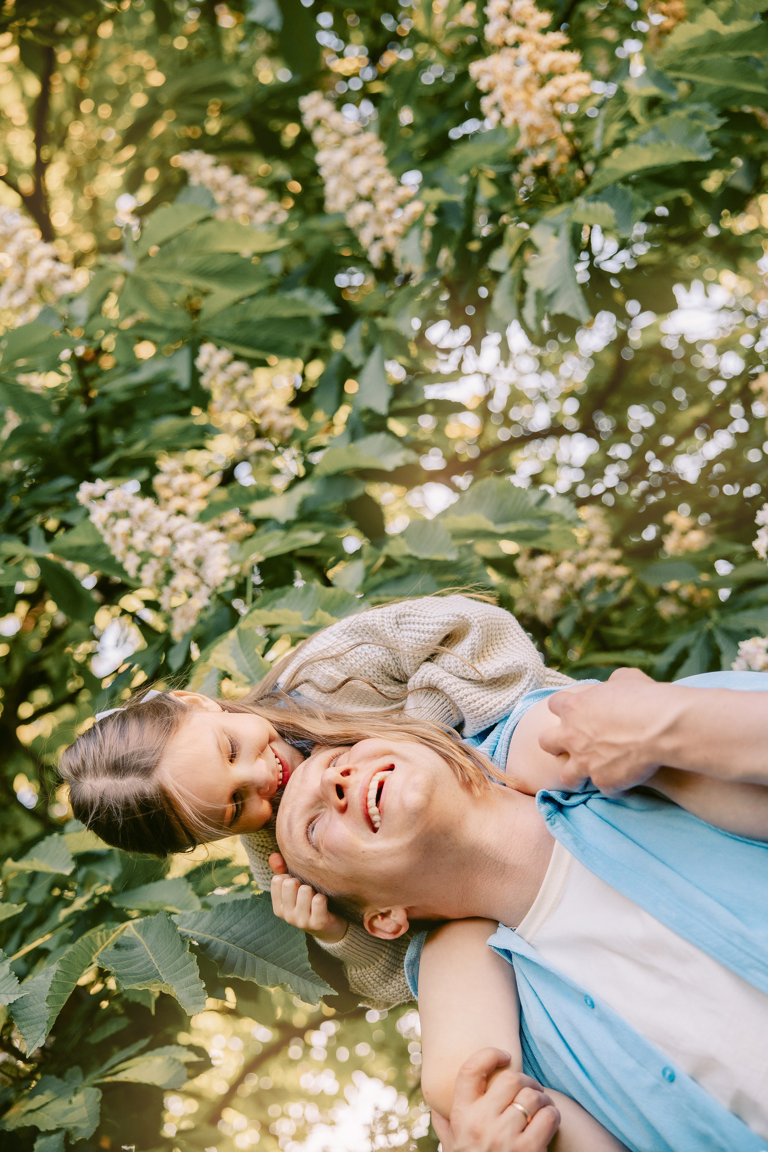 Папа с дочкой на фотосесии в парке 