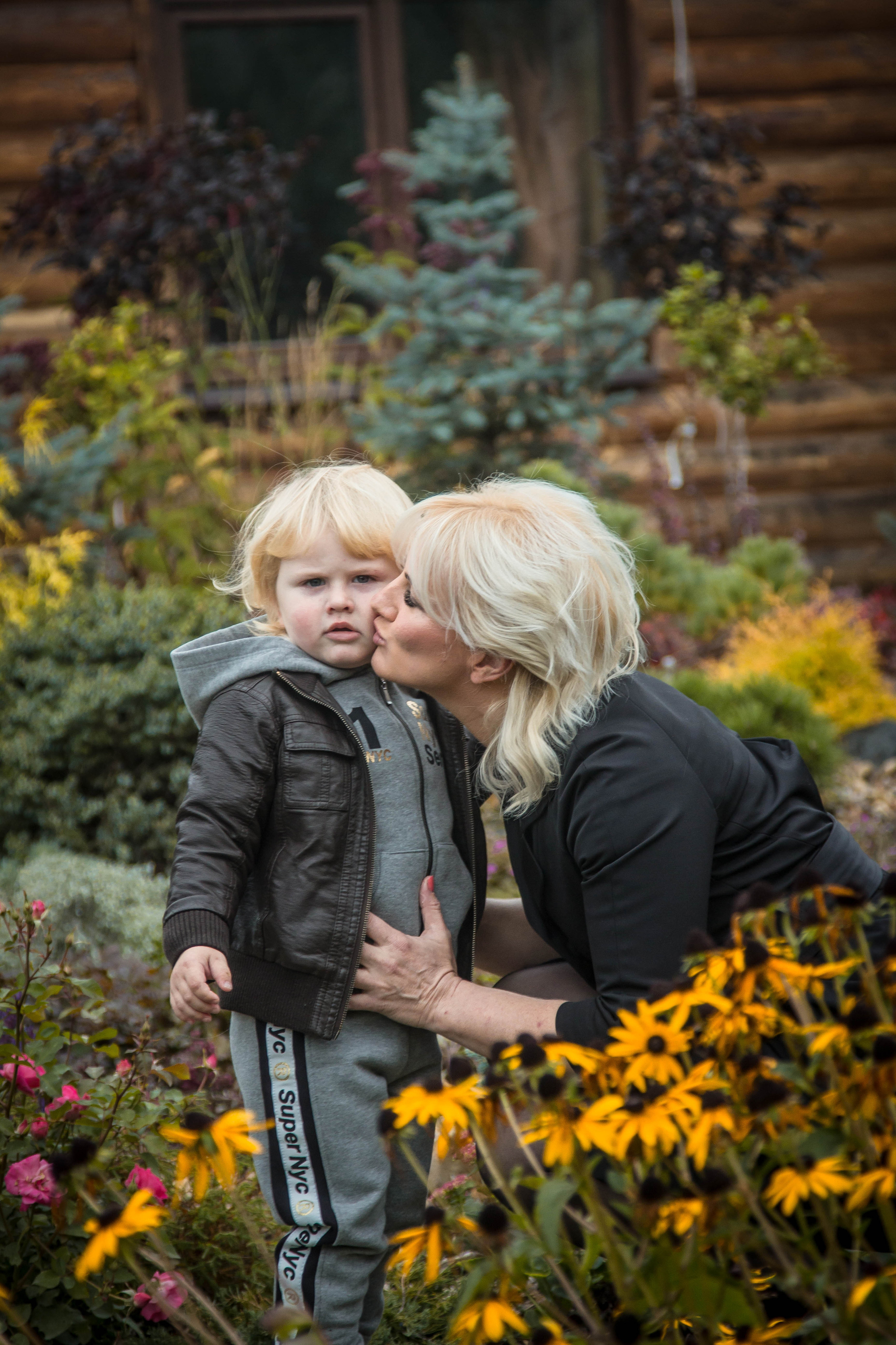 Осенние фото для мамы и ребенка в живописном саду.