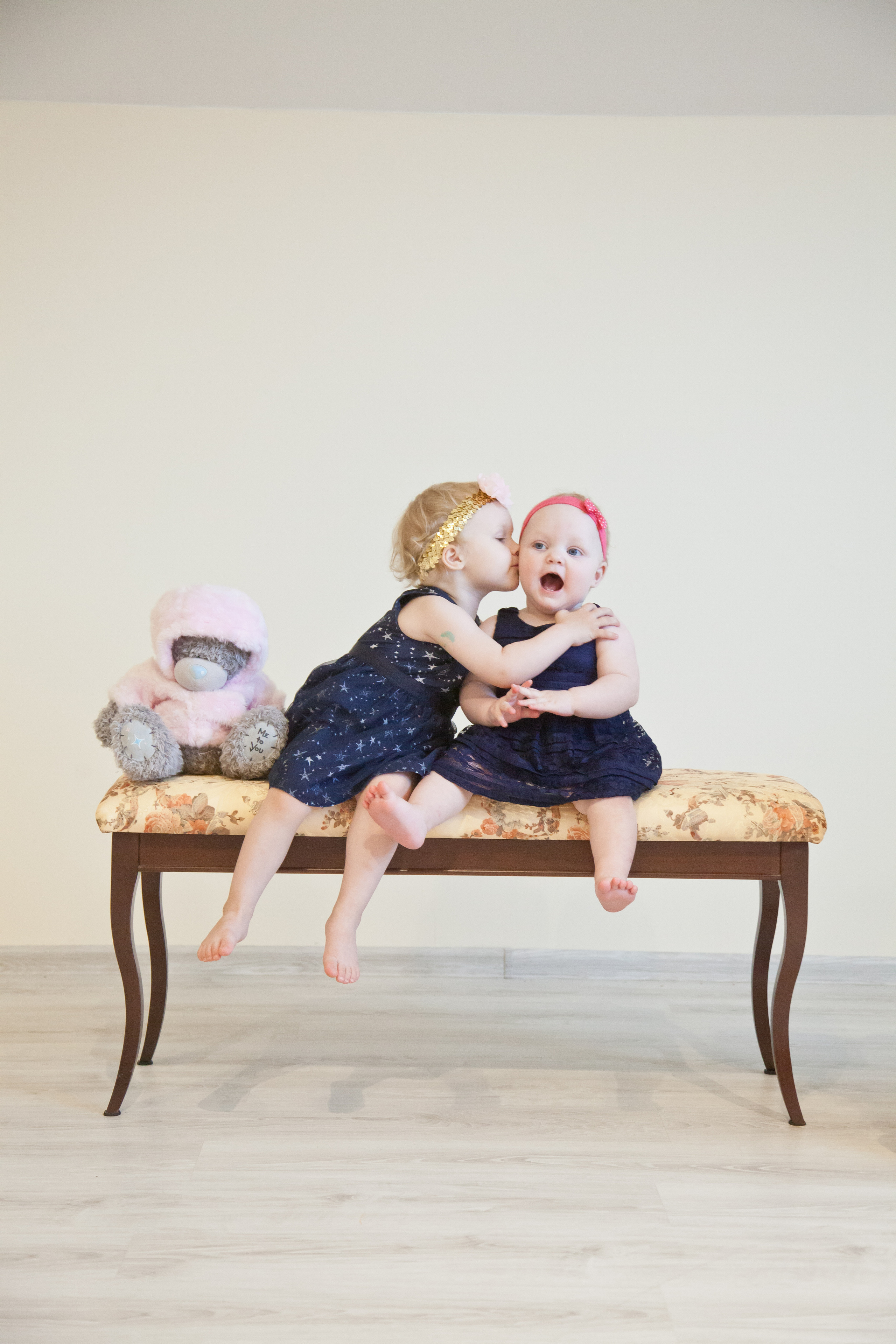 Два маленьких ребенка на банкетке во время фотосессии в Балашихе.