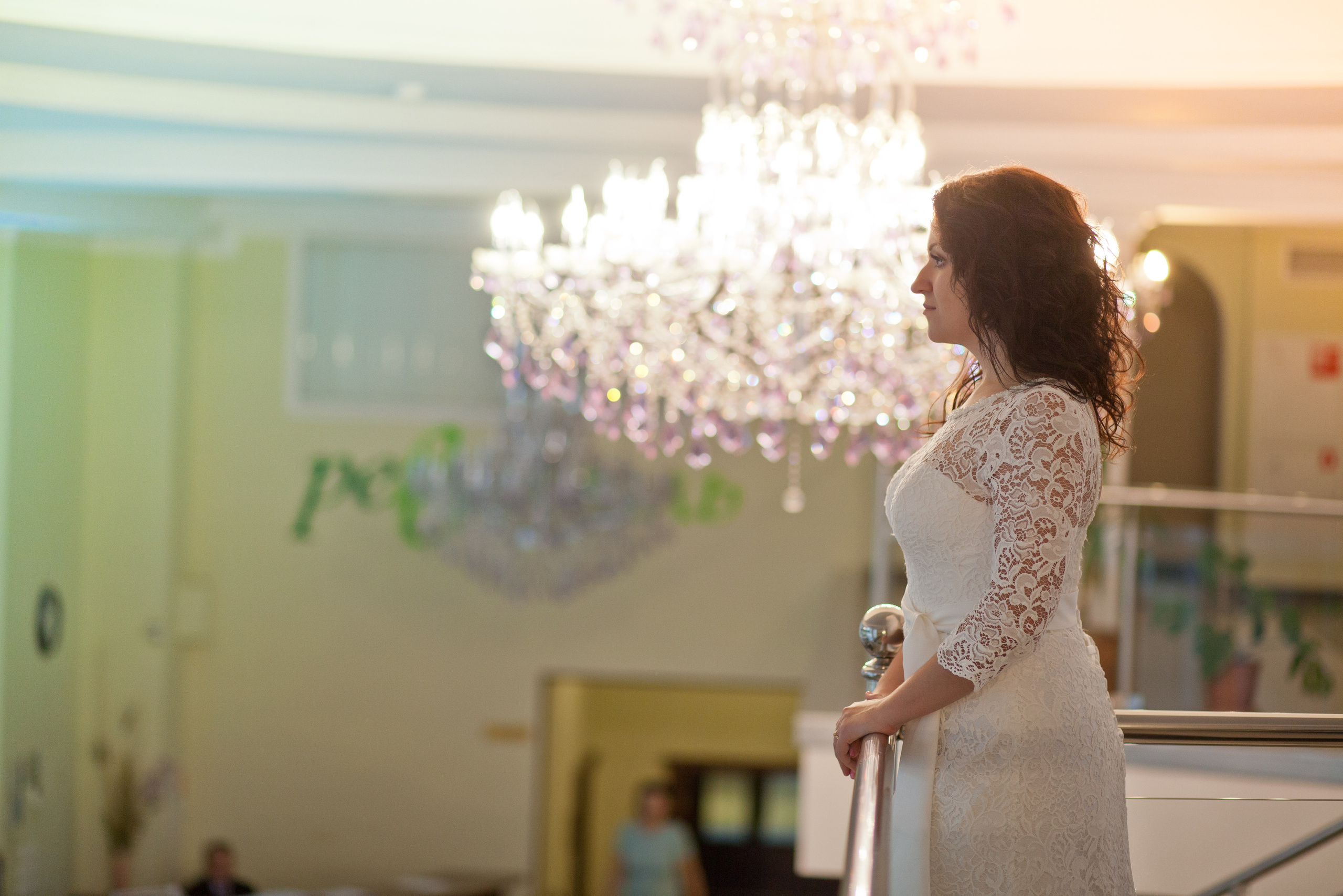 Фотосессия для невесты в зале с огромной люстрой в Ревиталь парке.