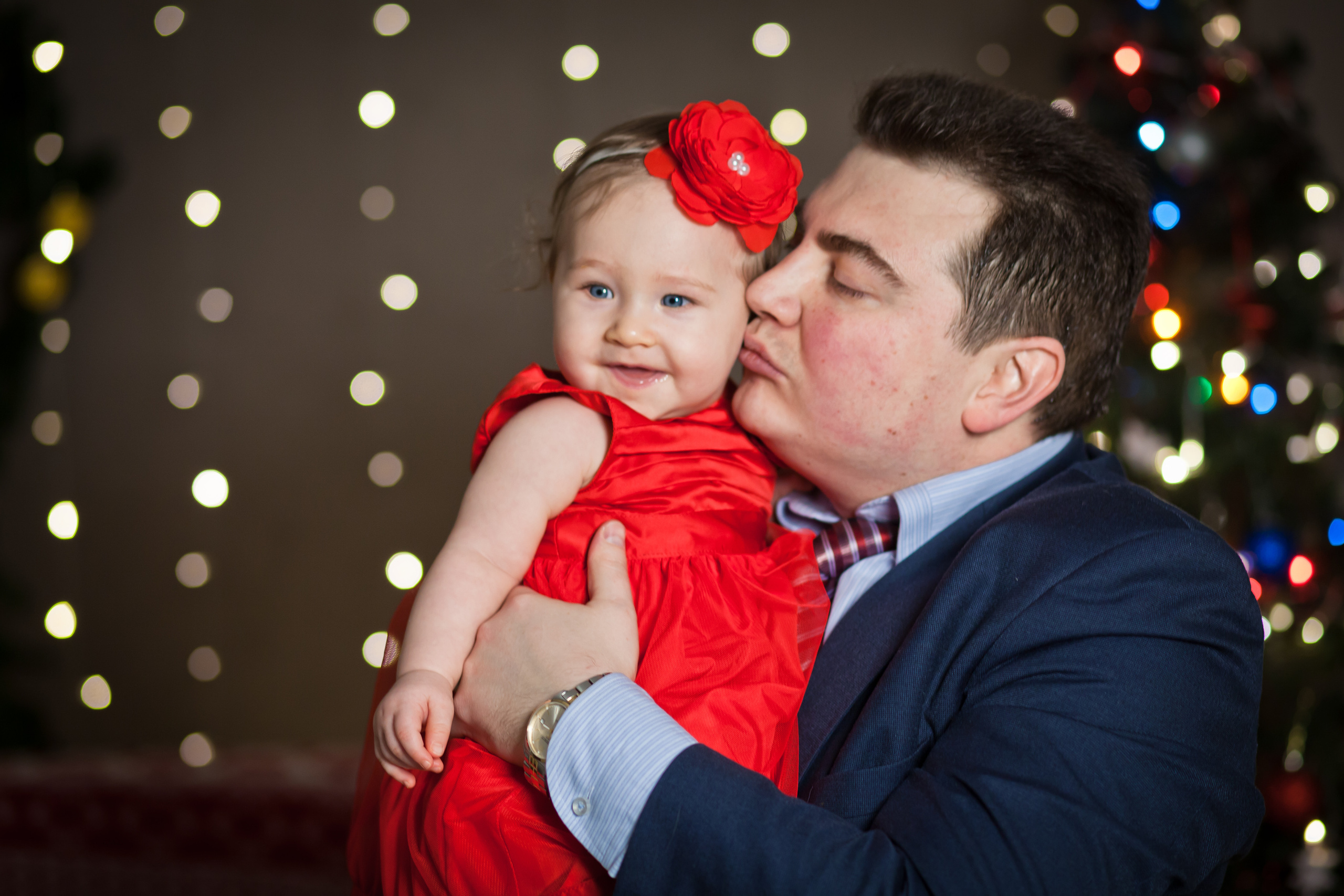 Папа и дочка в новогодней фотосессии в студии в Балашихе.