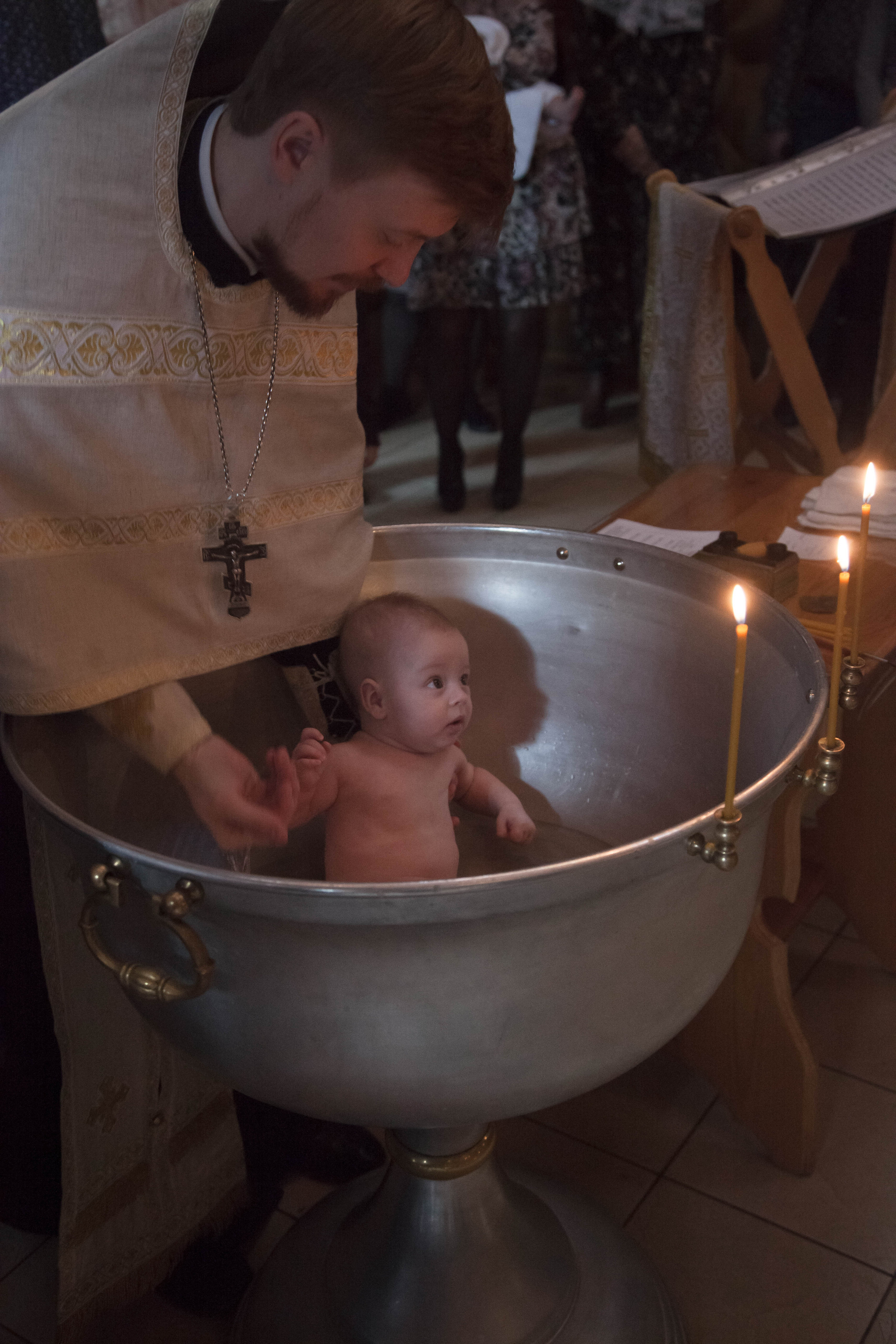 Процесс таинства крещения в церкви в Балашихе.