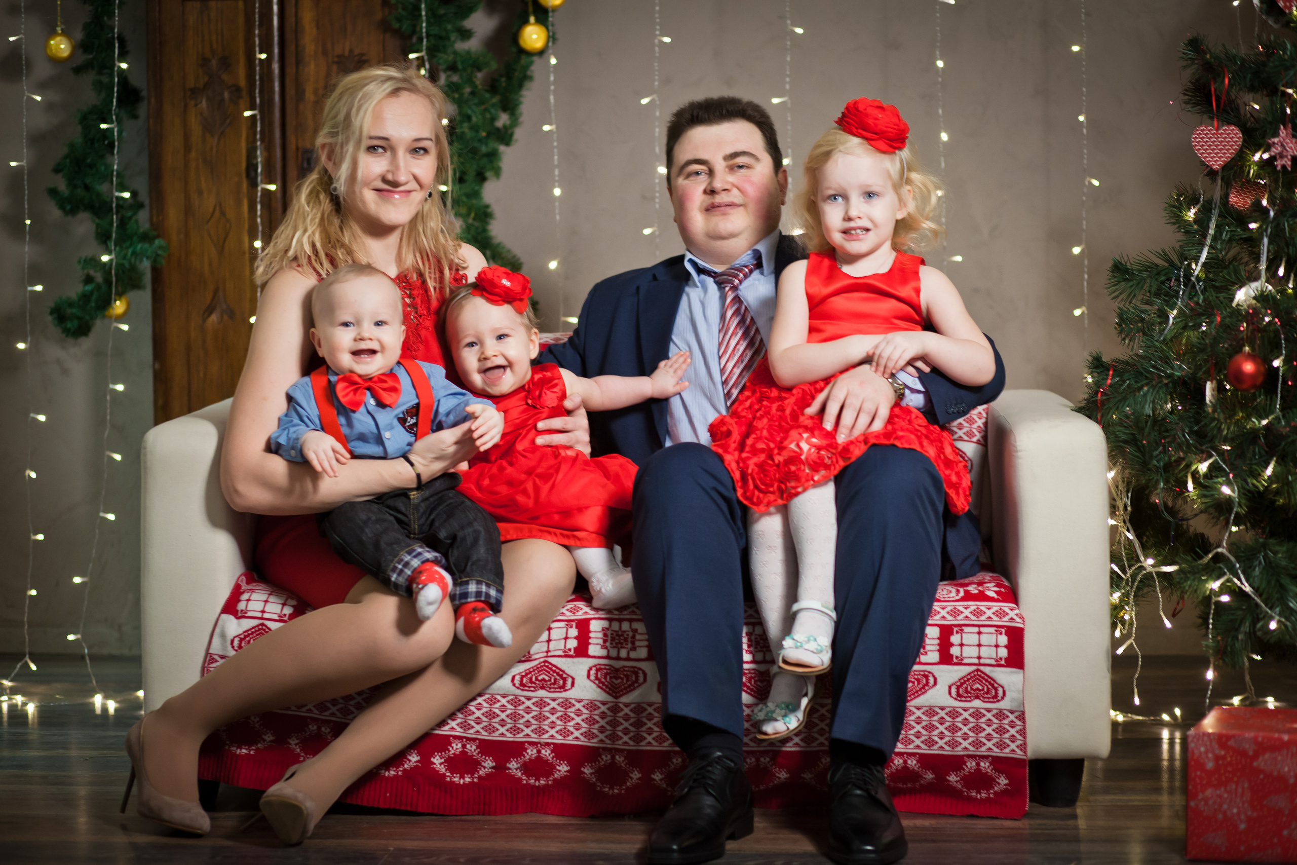 Новогодняя фотосессия в Балашихе для семьи с тремя детьми.