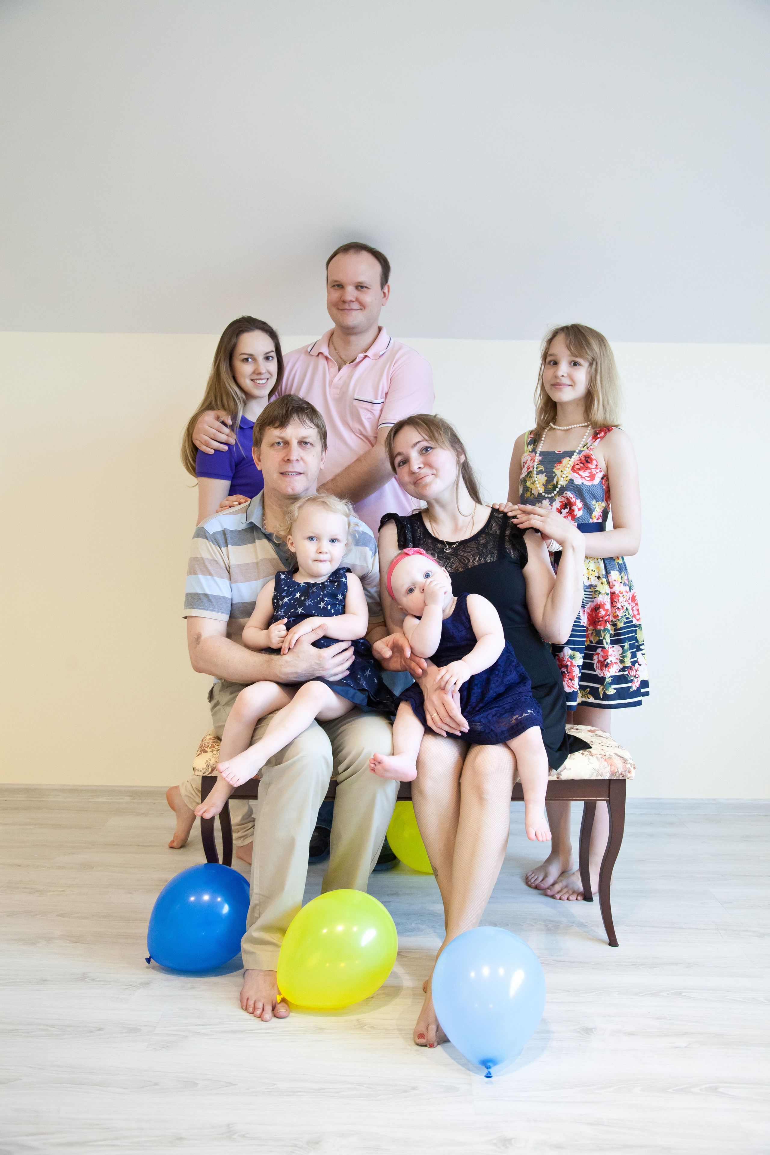 Дружная многодетная семья собралась для фотосессии.