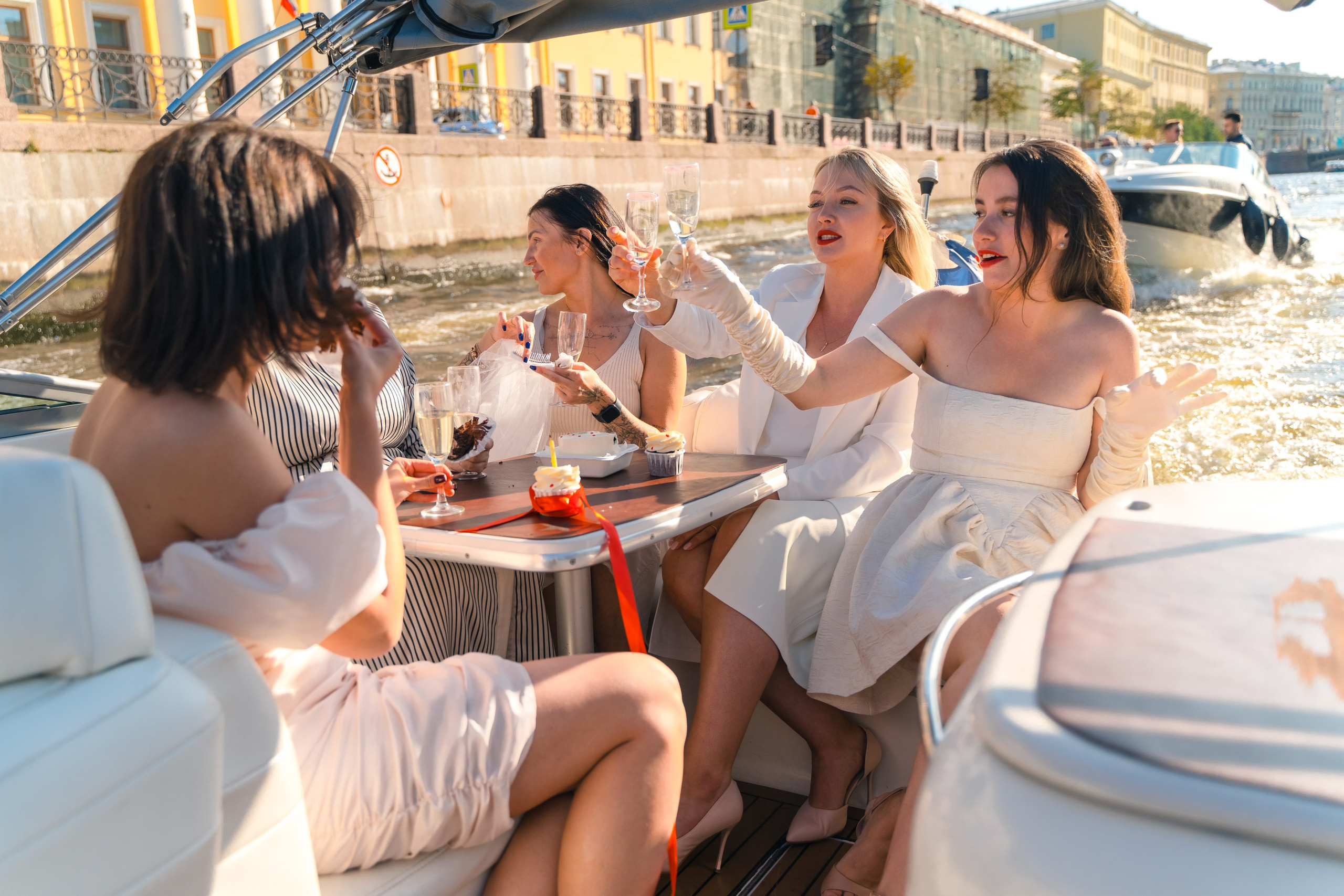 Фотосъемка девичника, встреча девушек, веселые женские портреты