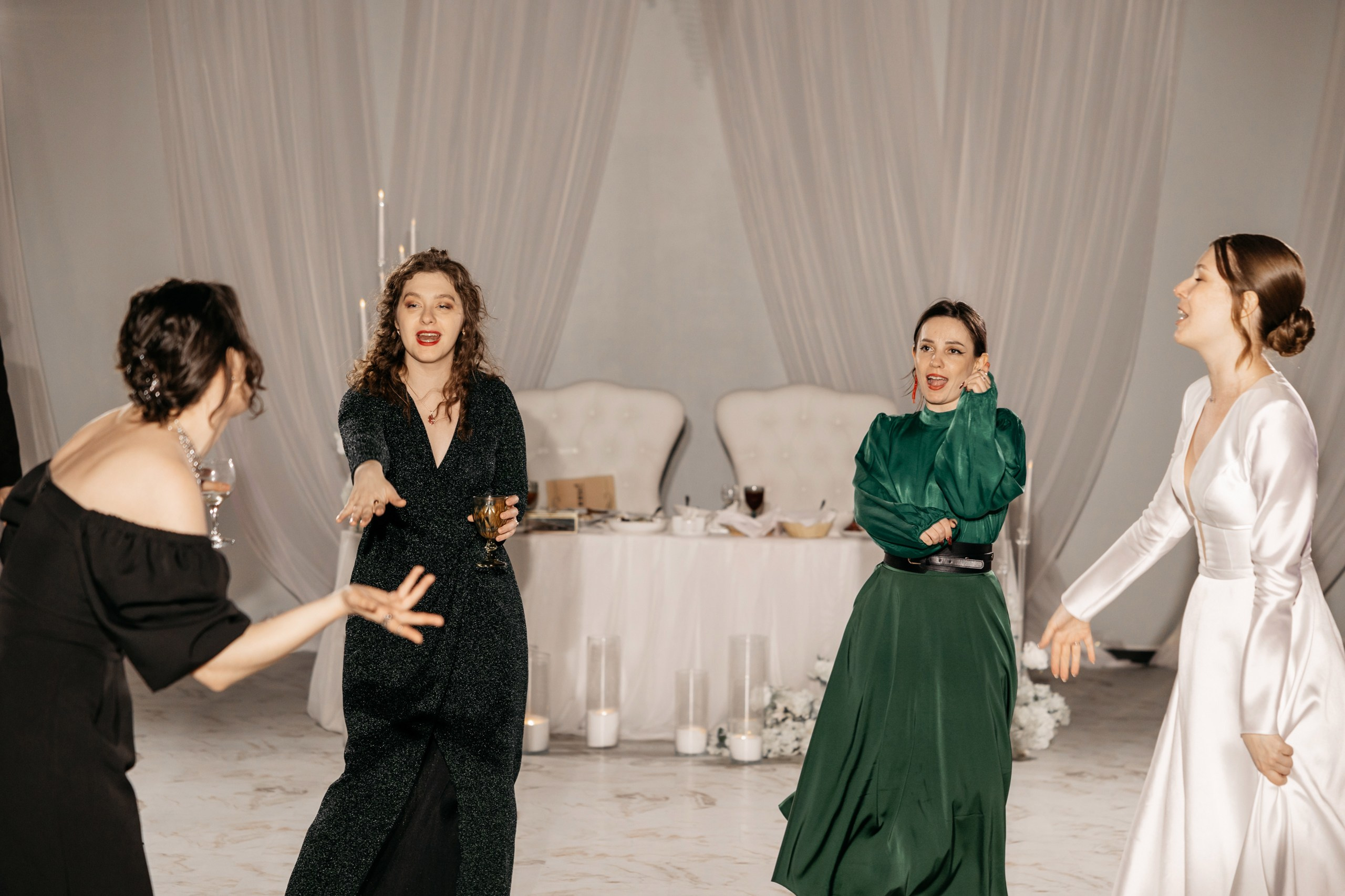 Свадебная фотосессия банкета. Свадебный и Семейный Фотограф в Гатчине и Санкт-Петербурге Виктория