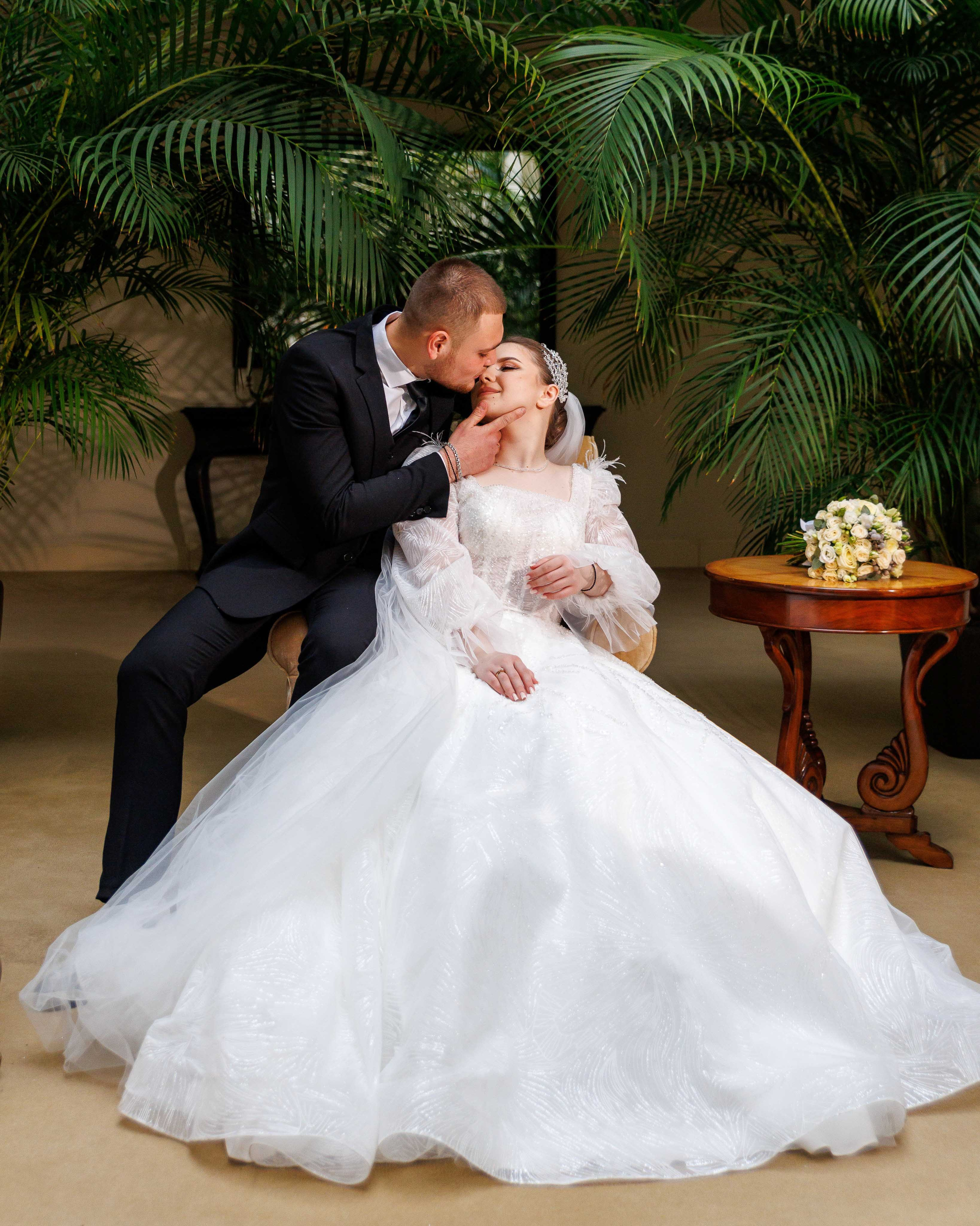 Романтическая прогулка пары по территории санатория в Ессентуках