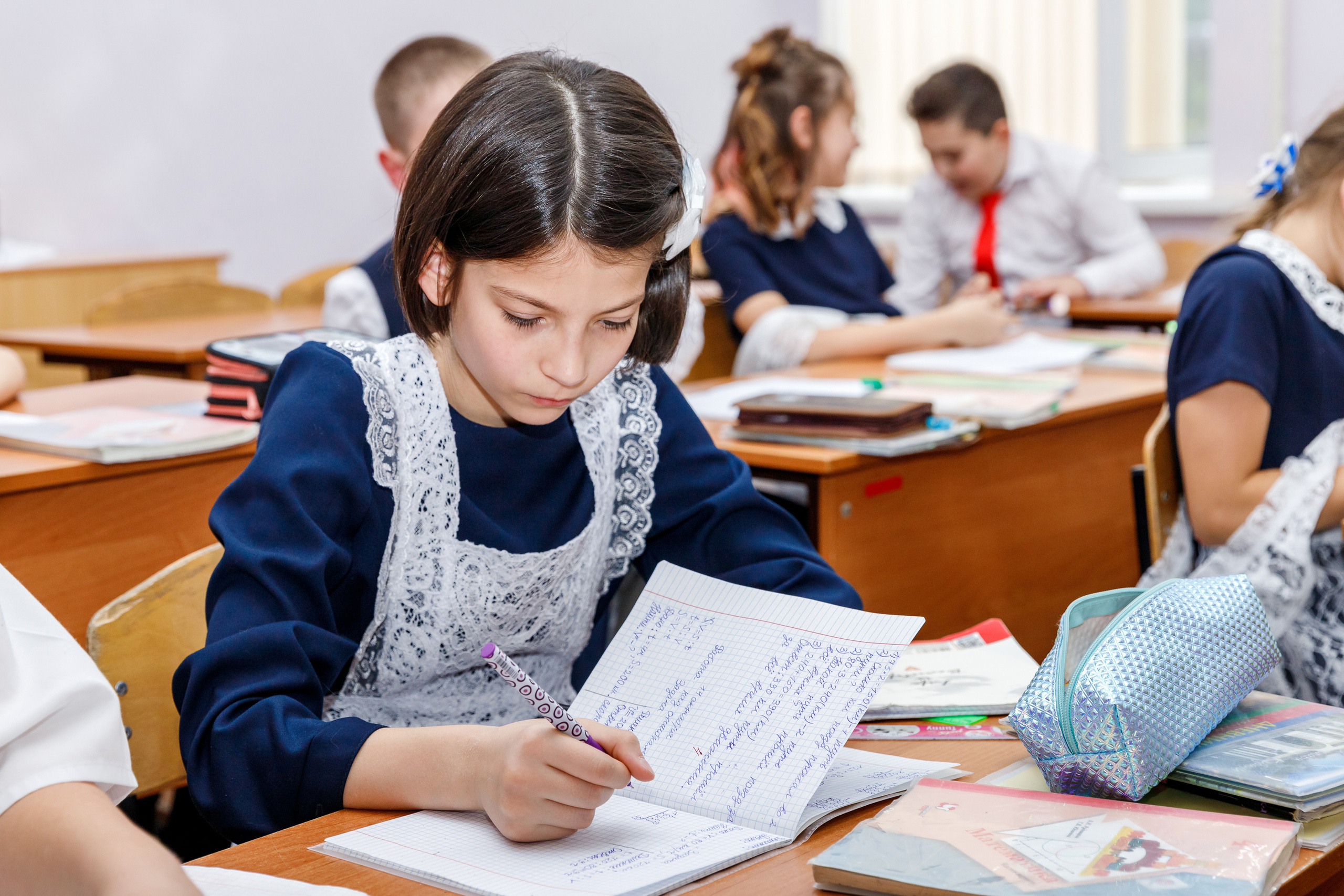 НА УРОКАХ. Марина Ушакова. Фотограф. Выпускные альбомы. г. Краснодар