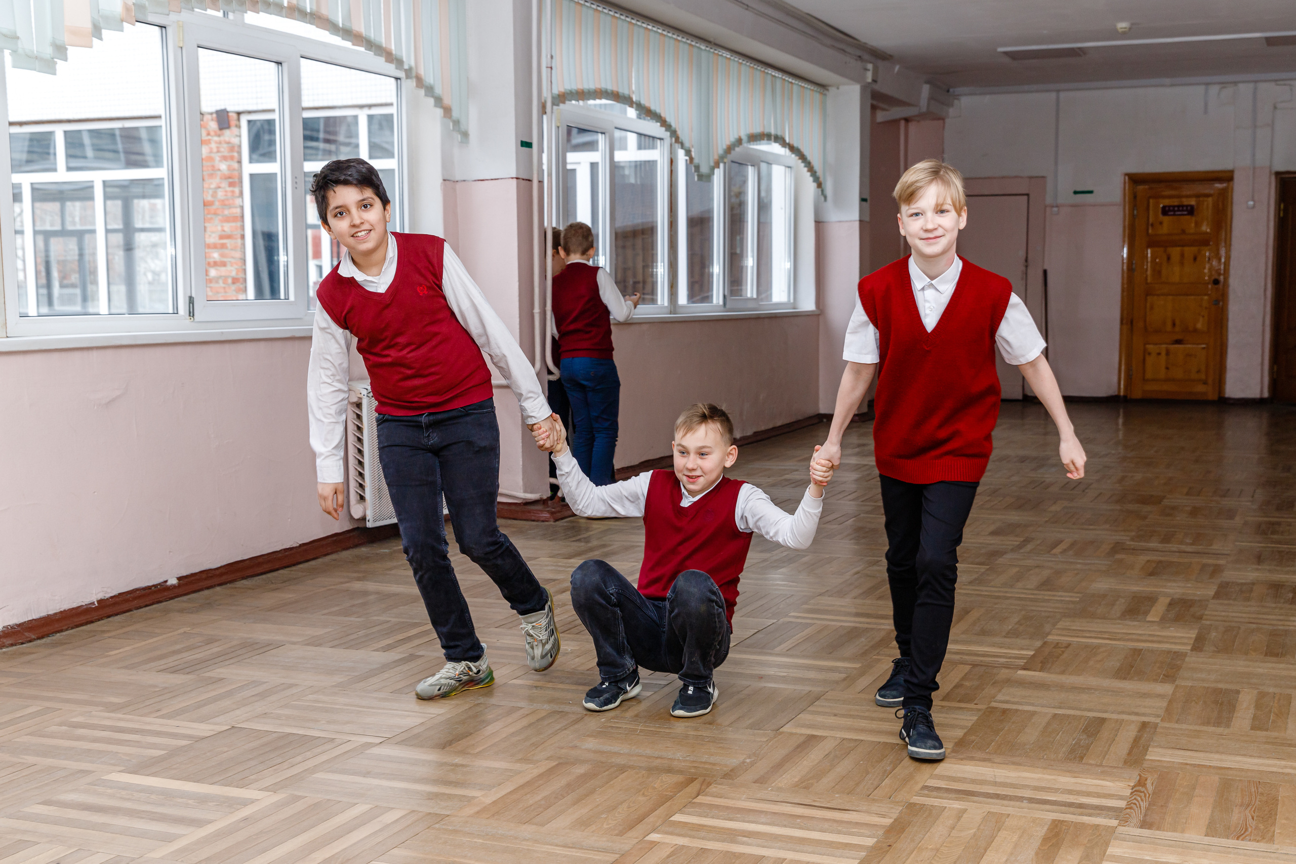 ШКОЛЬНАЯ ЖИЗНЬ. Марина Ушакова. Фотограф. Выпускные альбомы. г. Краснодар