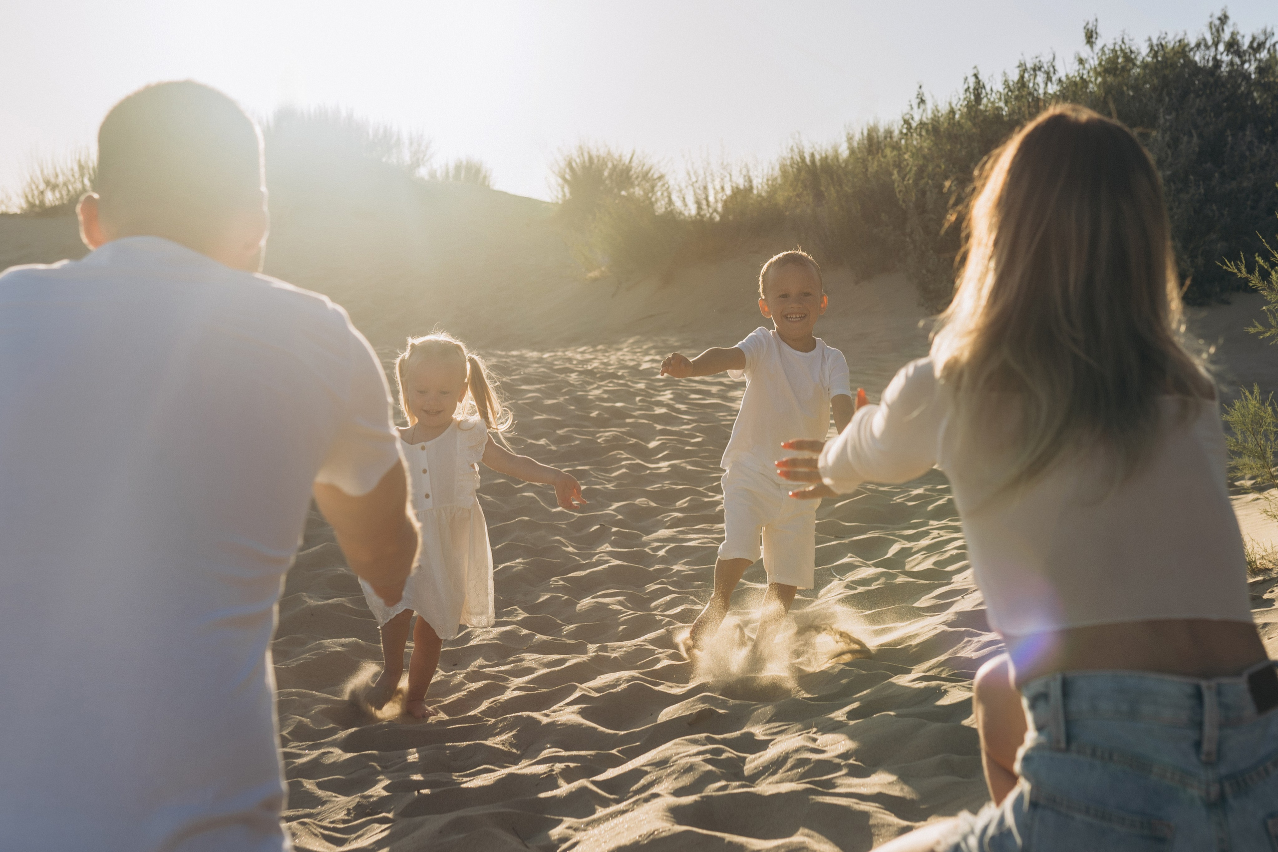 Геленджикский фотограф запечатлел восторг - ребенок впервые видит морскую черепаху в аквариуме