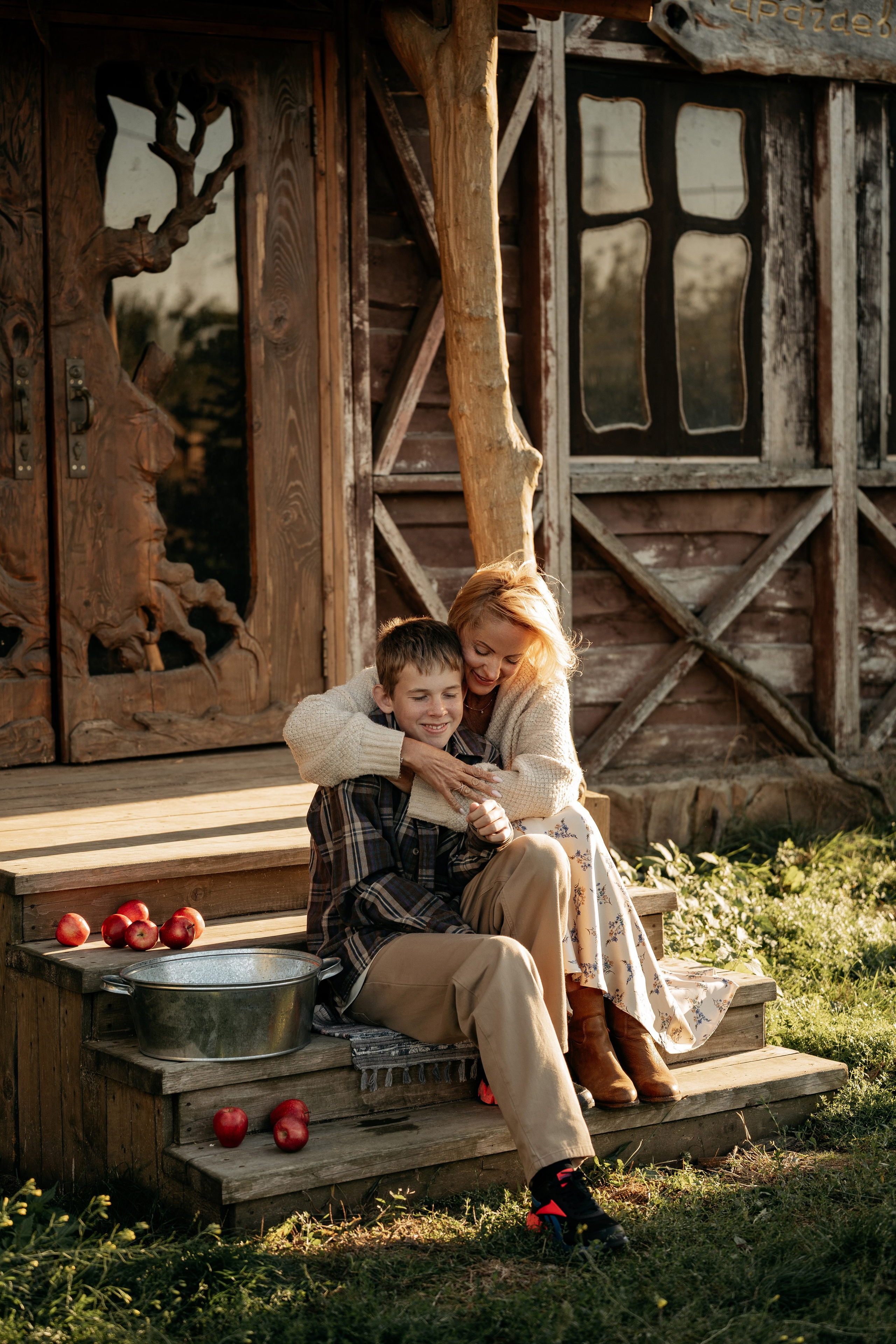 Фотограф Анапа запечатлел душевную семейную фотосессию на закате в яблоневом саду эко-комплекса.