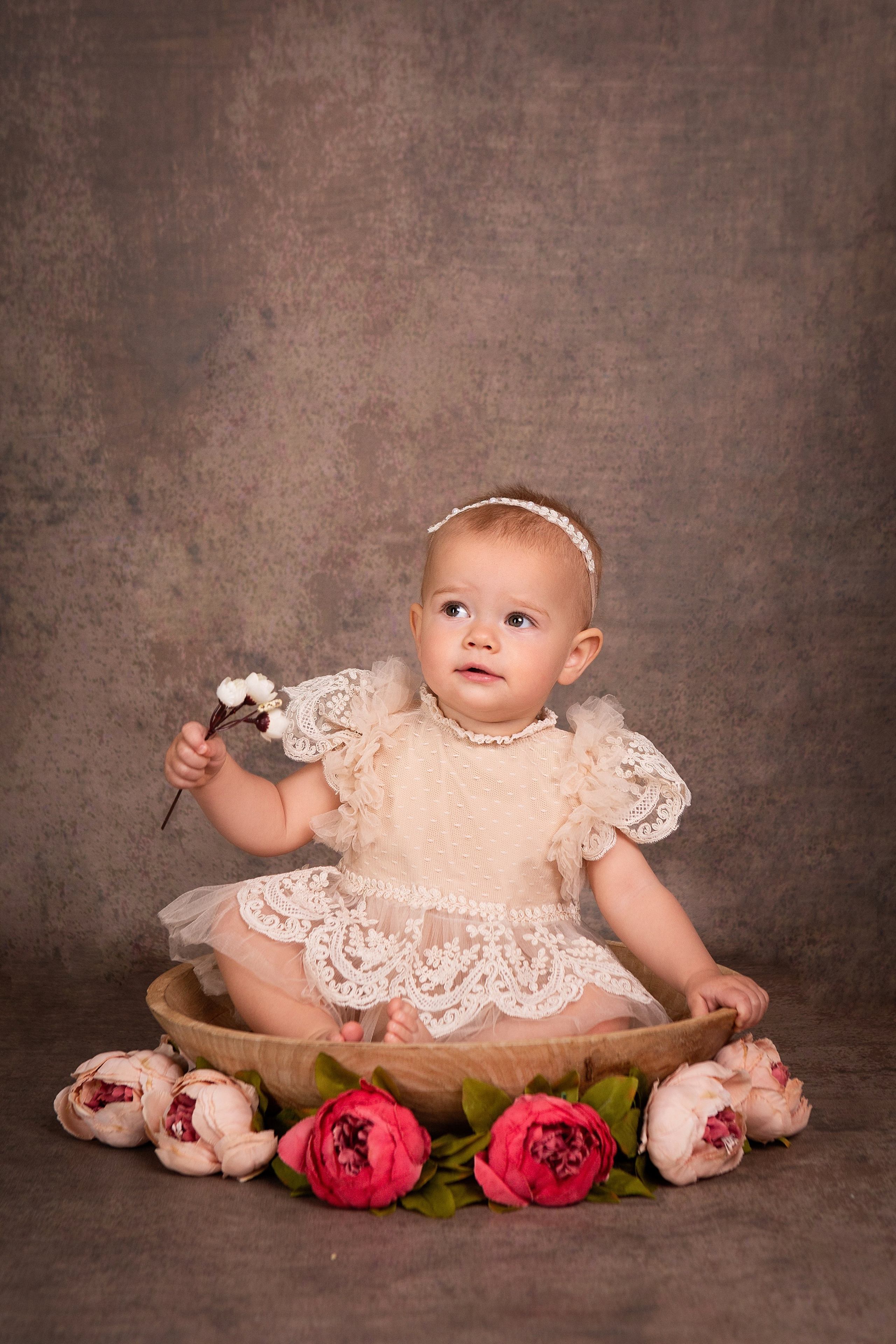 На коричневом фоне с цветами. ФОТОГРАФ НА ГОДИК, БЕРЕМЕННОСТИ, НОВОРОЖДЕННЫХ, КРЕЩЕНИЯ МОСКВА