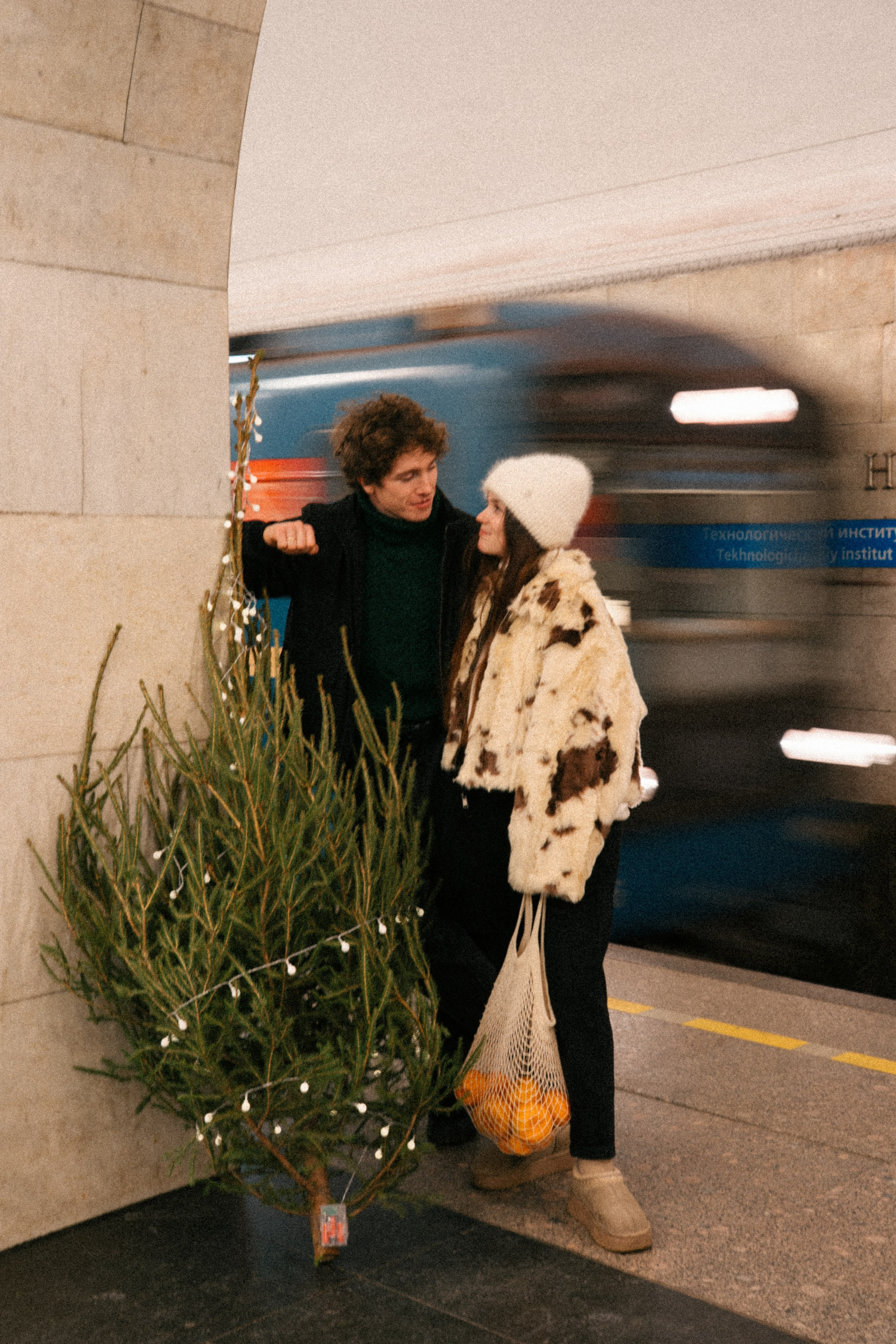 НОВОГОДНЯЯ ПРОГУЛКА ПАРЫ ПО ЧЕРНЫШЕВСКОЙ ПЕРЕД НОВЫМ ГОДОМ. Профессиональный фотограф, Санкт-Петербург — Виктория Богомолова