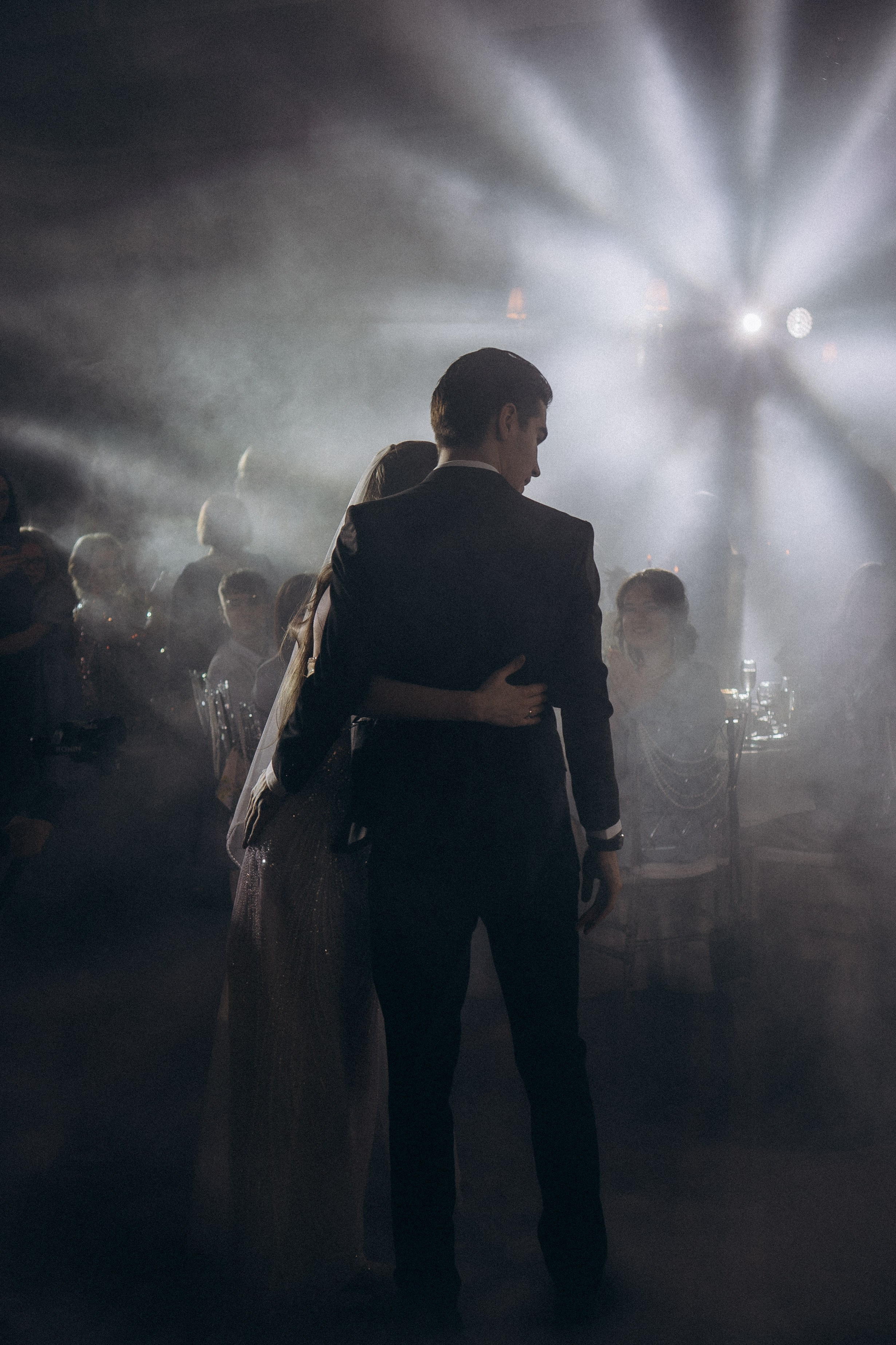 ПЕРВЫЙ ТАНЕЦ МОЛОДЫХ НА БАНКЕТЕ. ТРОГАТЕЛЬНЫЙ МОМЕНТ (СНЯТО В СИБИРЕ В НИЖНЕВАРТОВСКЕ). Профессиональный фотограф, Санкт-Петербург — Виктория Богомолова