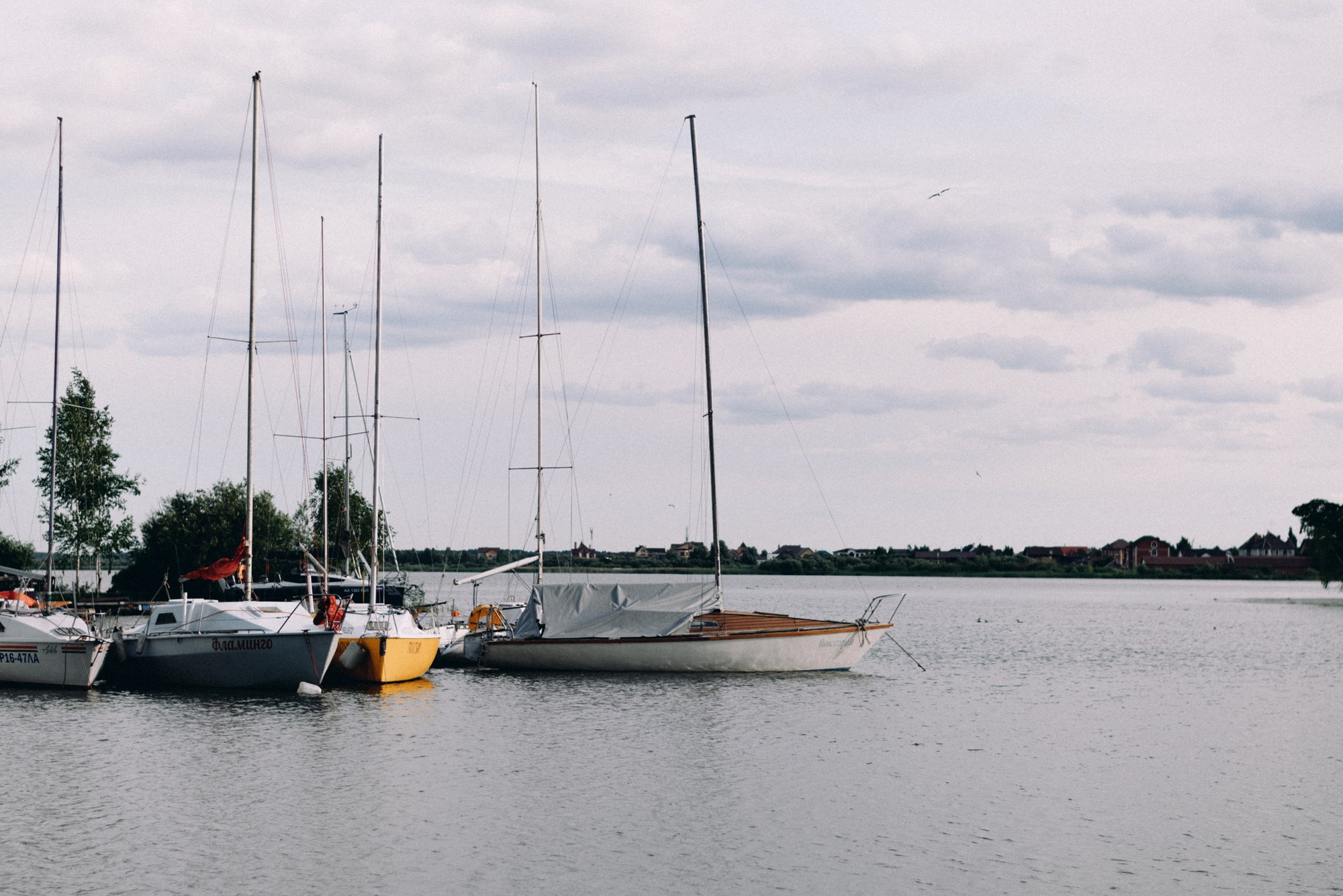 Фотосессия в морском стиле в яхт-клубе Маяк, прогулка по причалу среди парусников