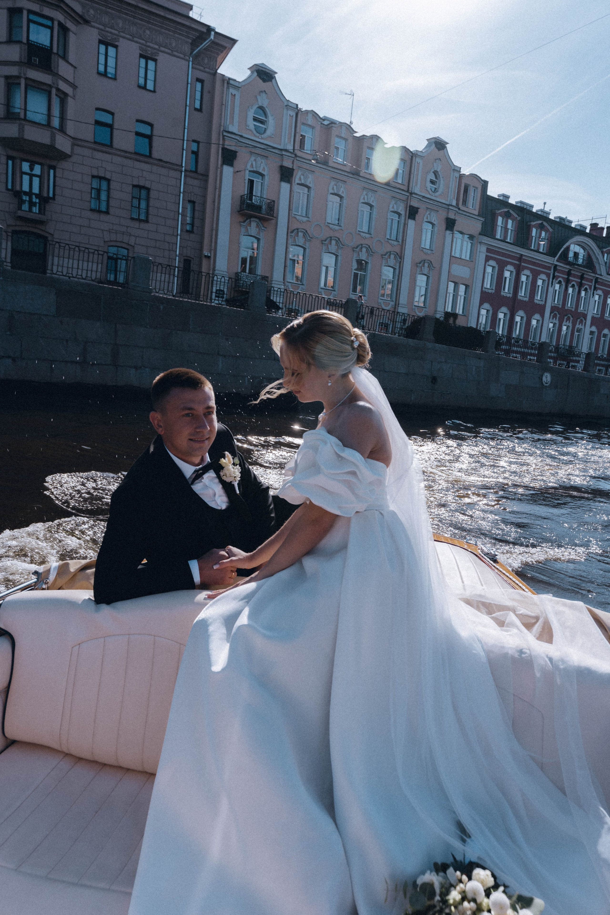 СВАДЕНБНАЯ СЬЕМКА НА КАТЕРЕ ПО КАНАЛАМ САНКТ-ПЕТЕРБУРГА И В АКВАТОРИИ НЕВЫ. Профессиональный фотограф, Санкт-Петербург — Виктория Богомолова