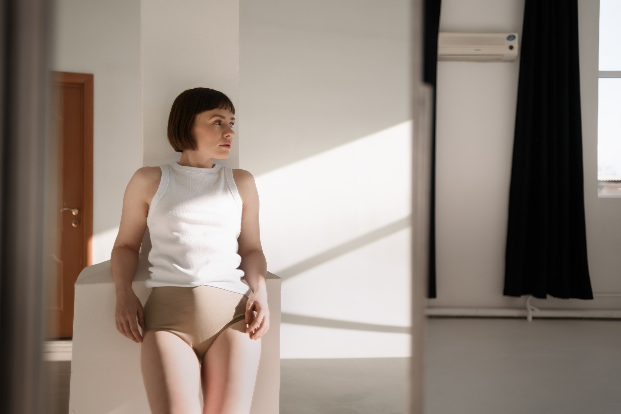 Искренний женский портрет, съёмка без лишних деталей, эстетичное портфолио фотографа