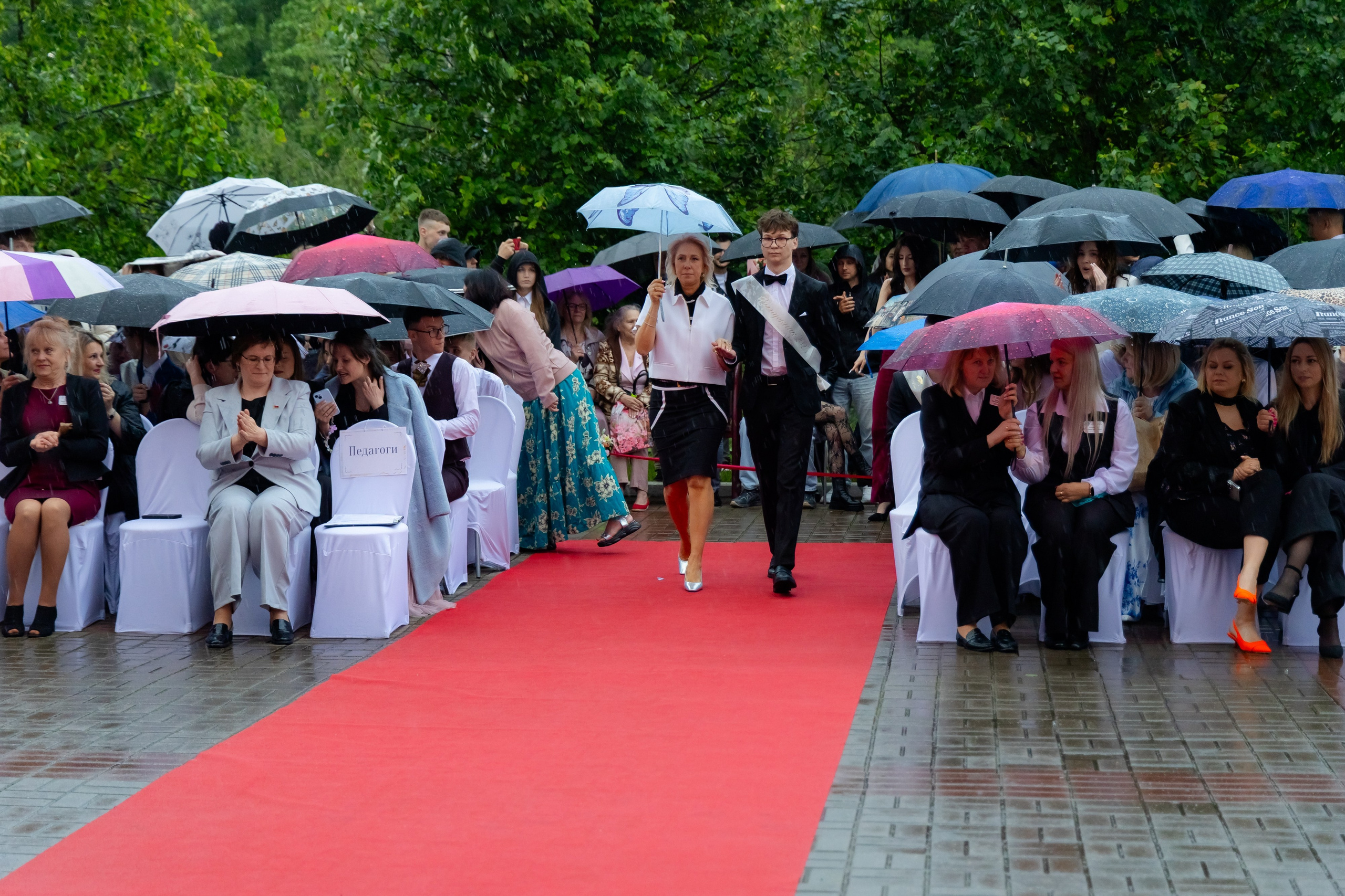 Школьный выпускной 2025 год в Минске, Беларуси. Свадебный фотограф в Минске/Беларуси Сергей Спиридонов