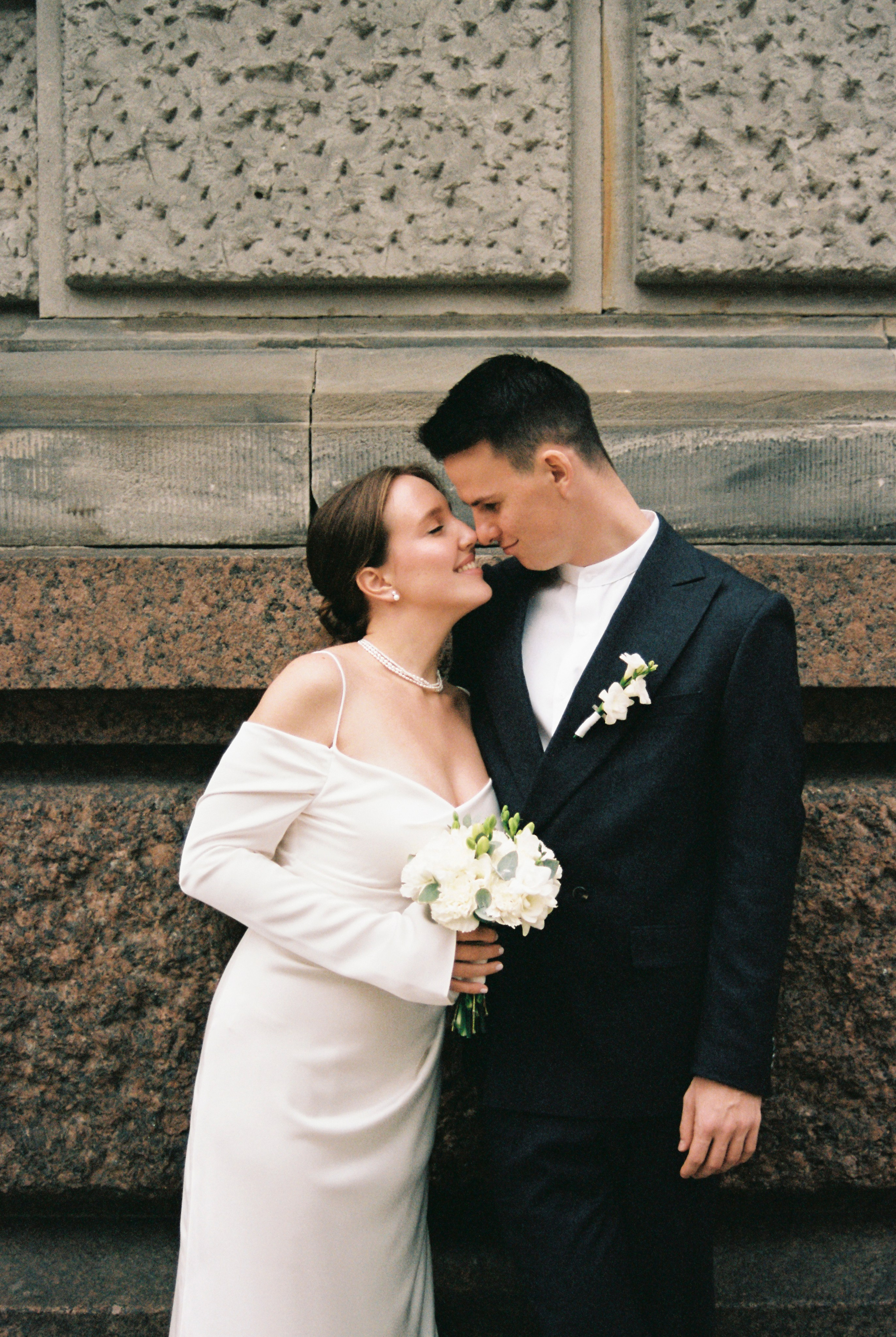 Лёня и Юля. Питер. От утра в отеле до вечеринки в ресторане на заливе. Цифра и плёнка. Свадебный фотограф Катерина Чулкова