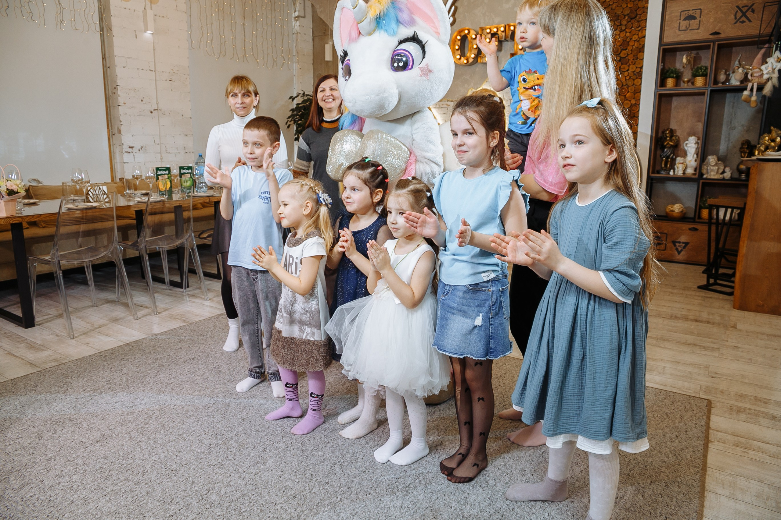 Насте 5 лет, дети играют в Ангел лофт. Событийный фотограф Максим Бескоровайновнов