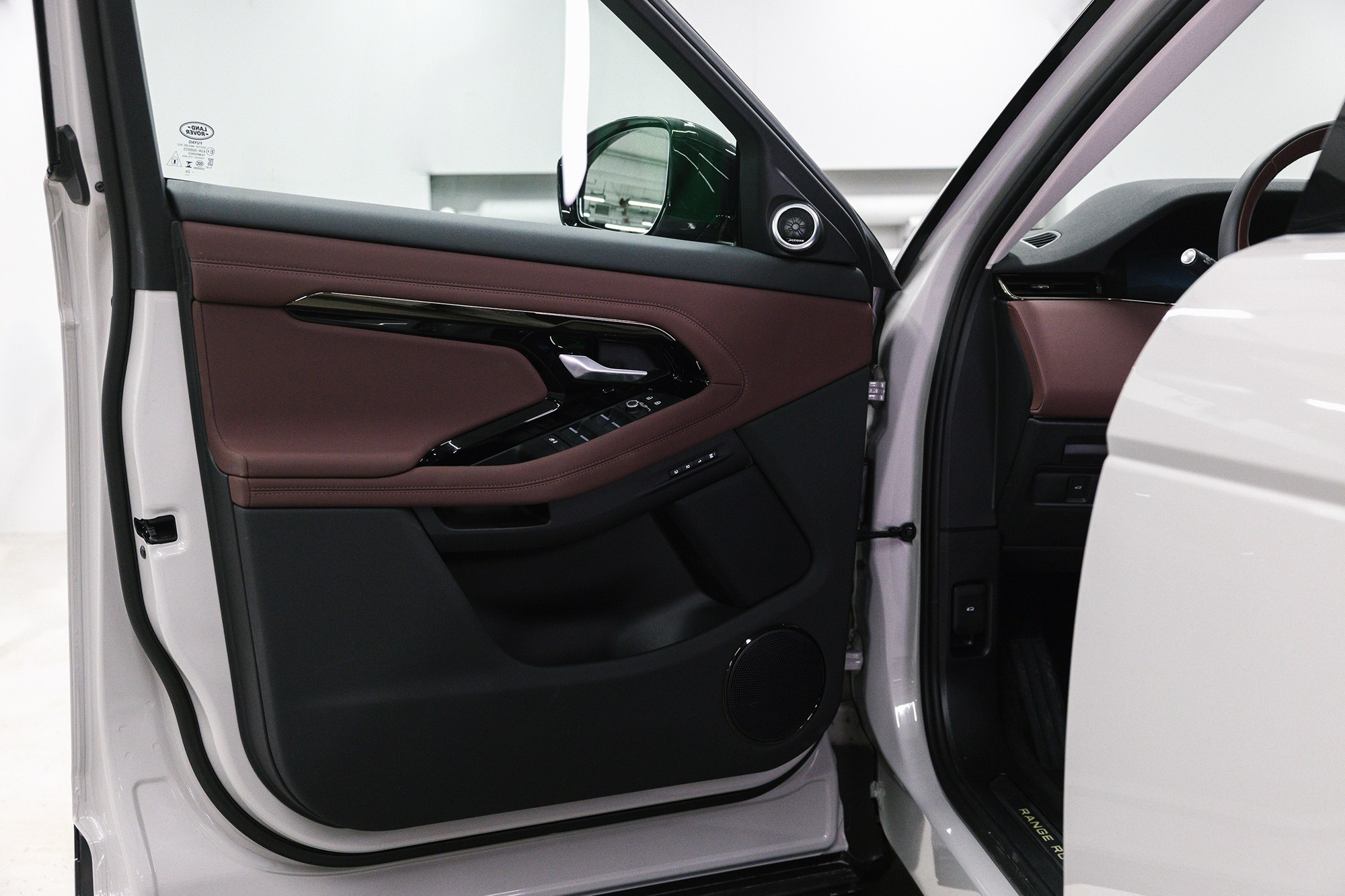 Land Rover Range Rover Evoque.2.0 Si4 4WD AT (249 л. с.). Автосалон «Х-Авто»