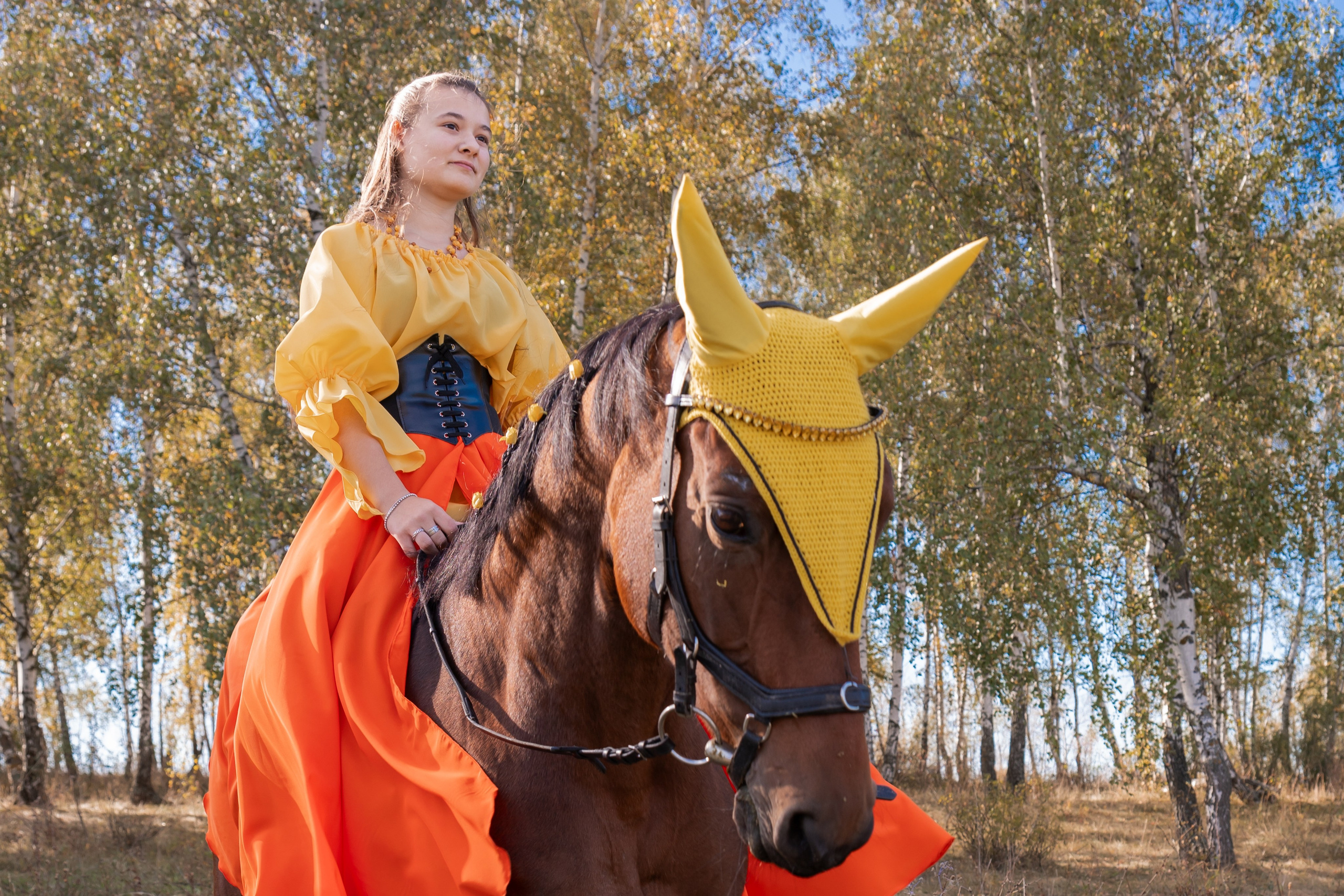 Фотограф Евгений Сафронов в Липецке. Осенняя фотосессия с лошадью для женского портрета в берёзовой роще.