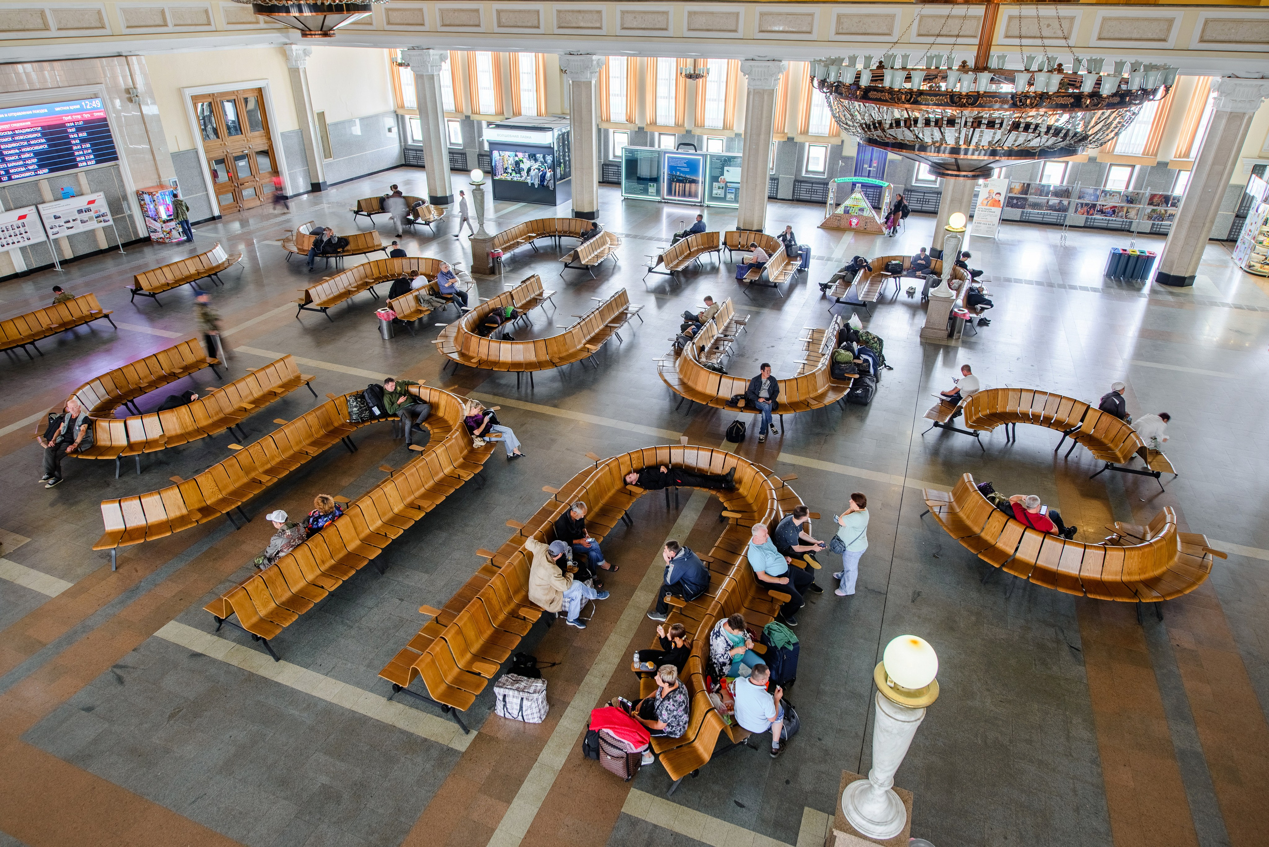 Железнодорожный вокзал Новосибирск-Главный. Фотограф Сергей Сергеев
