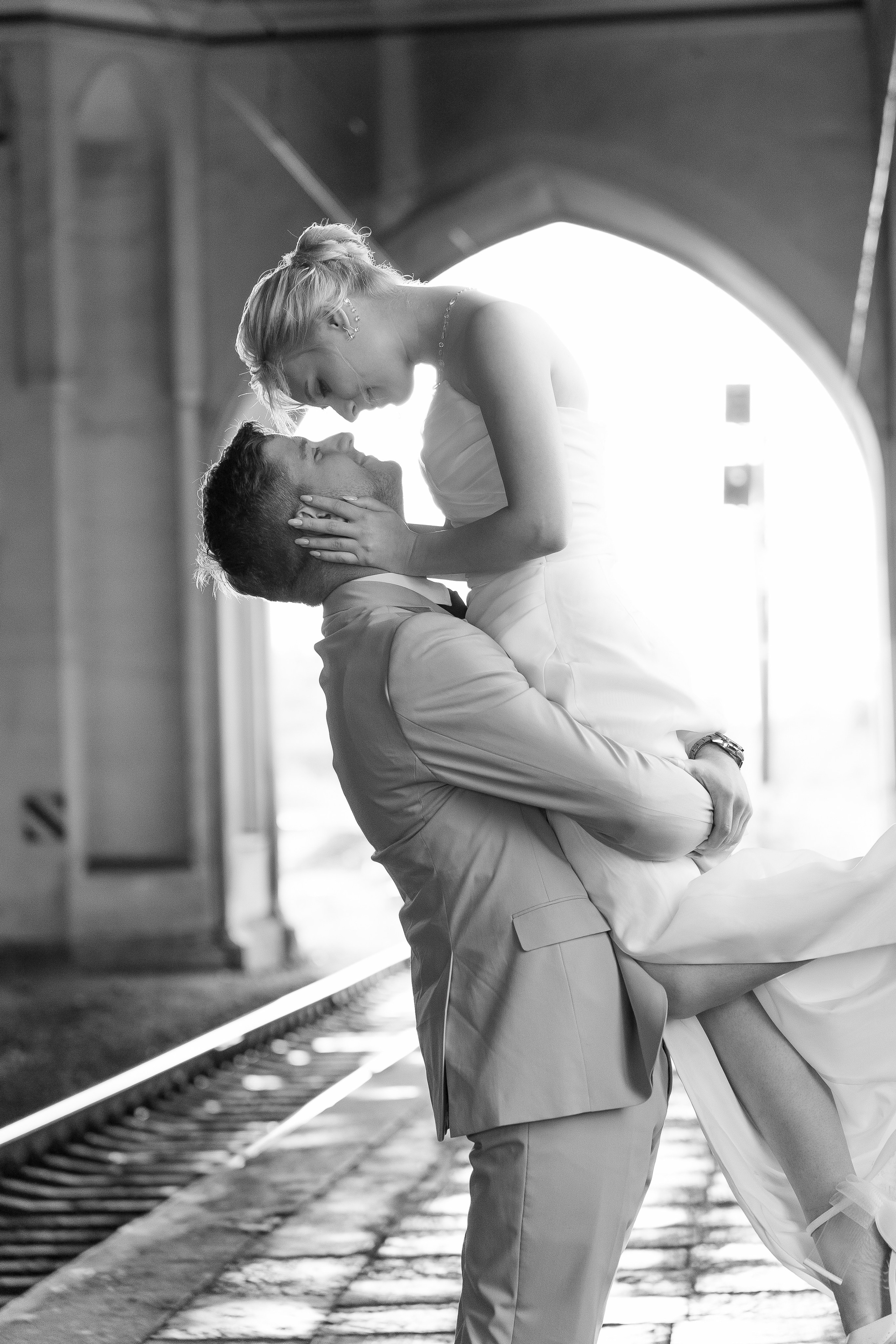 Свадьба в Санкт-Петербурге, фотосессия на прогулке, жених кружит невесту на руках на вокзале.