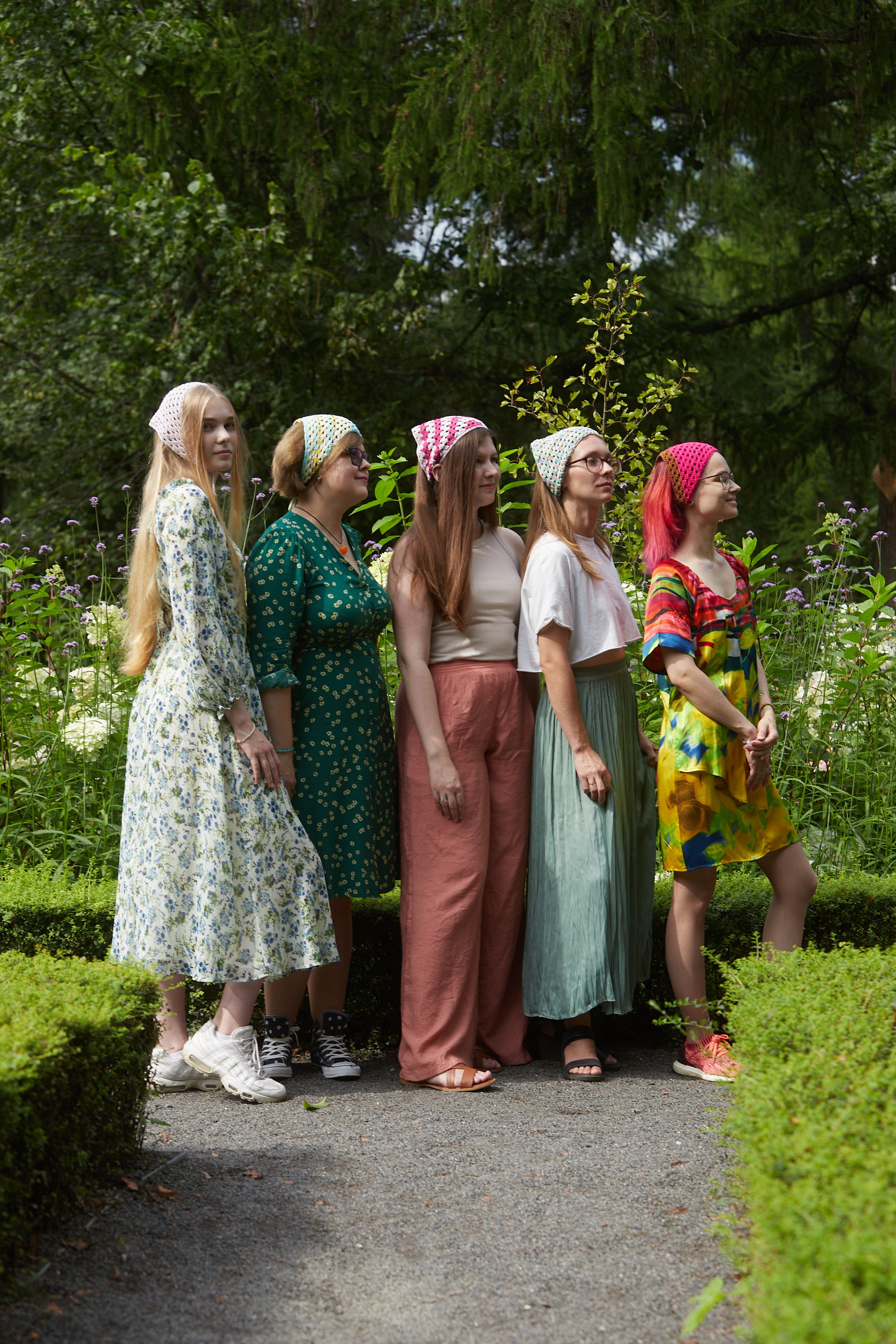 Групповая фотосессия девушек с вязанными сумками.