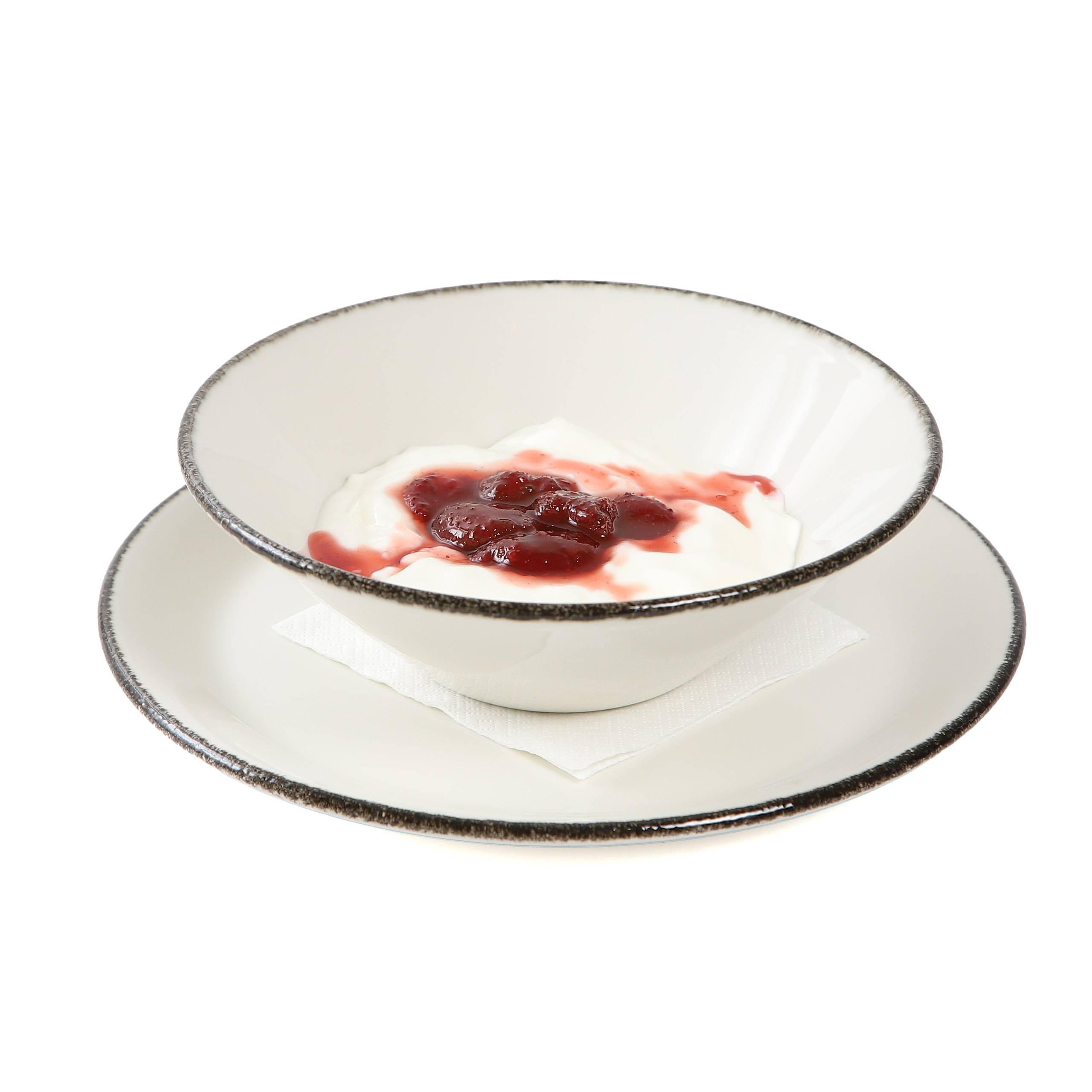 Фуд-фотография блинов с ягодным соусом.