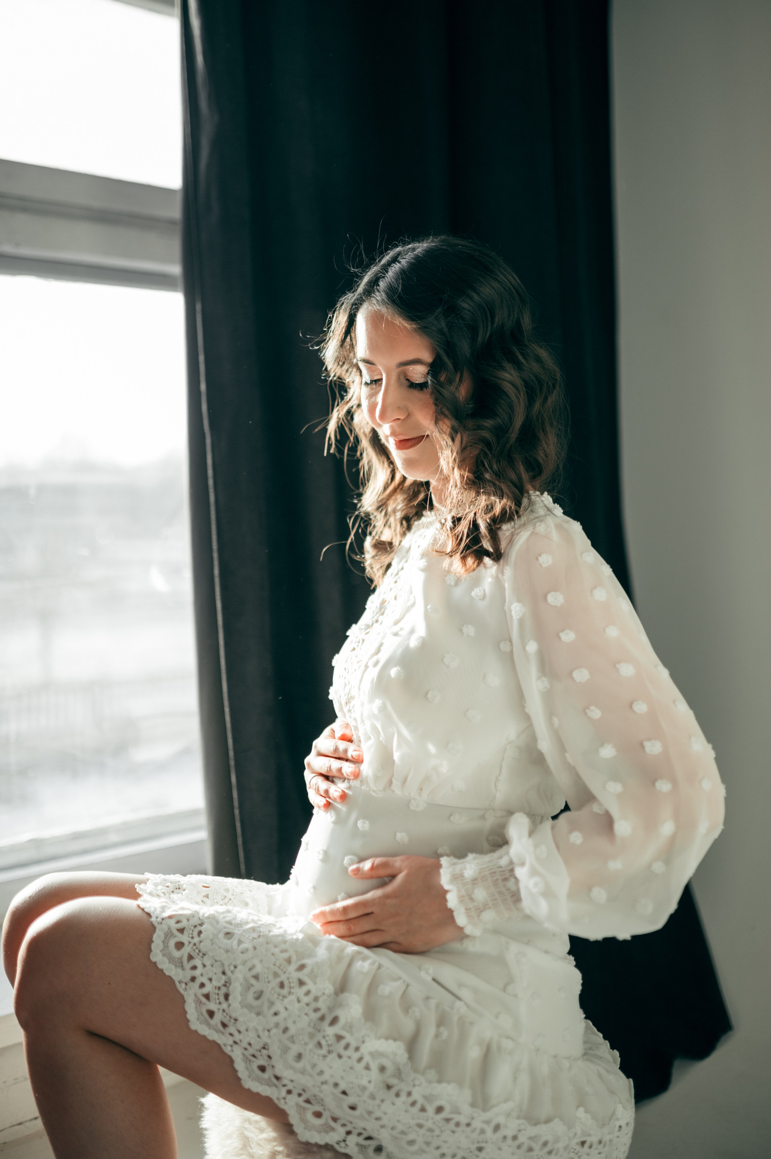 Индивидуальная съемка в студии Гомеля: женский портрет в белом платье на мягком фоне