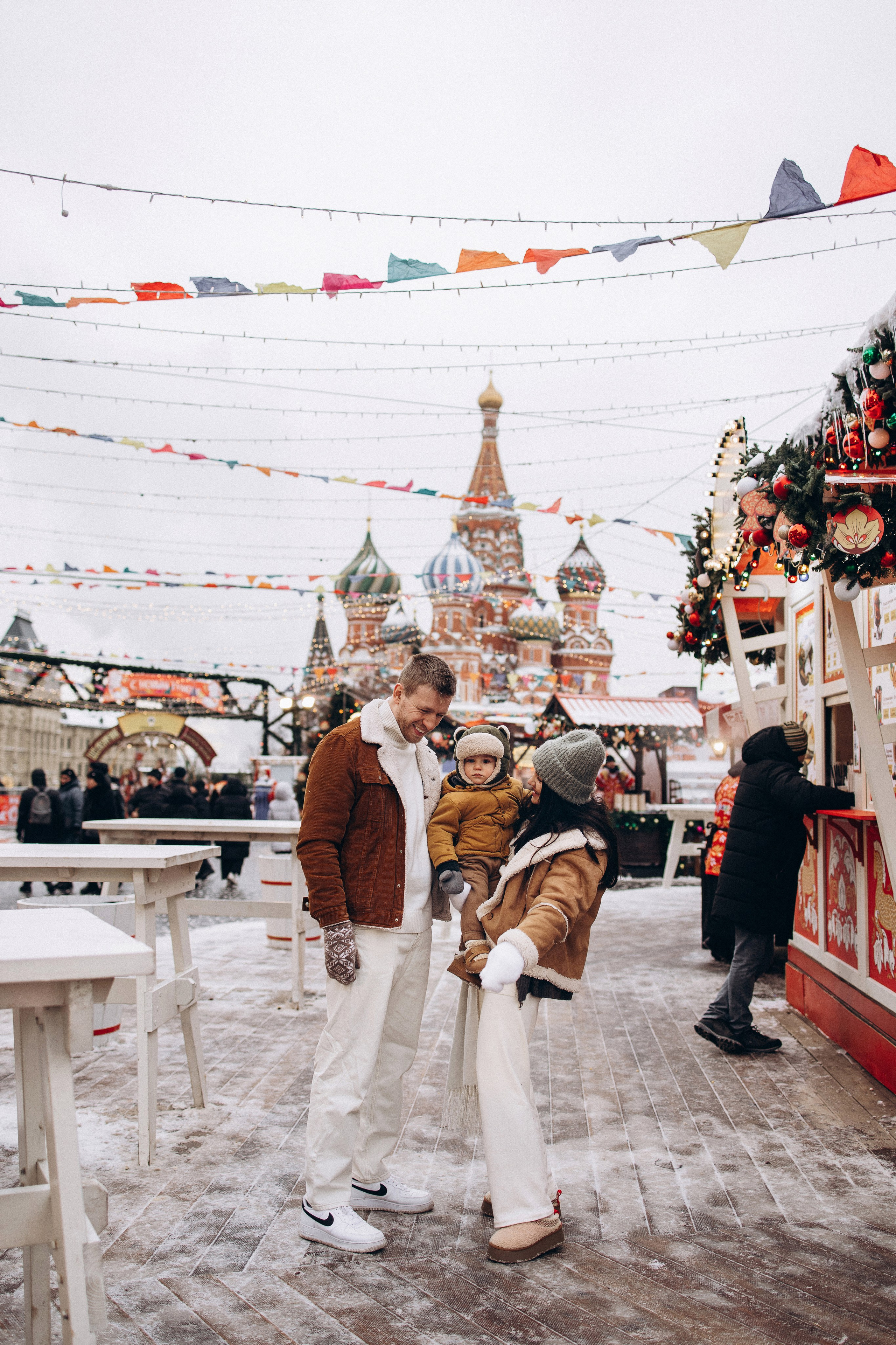 Марьям, Михаил и Лев на Рождественской ярмарке. Семейный фотограф в Москве Марина Петра